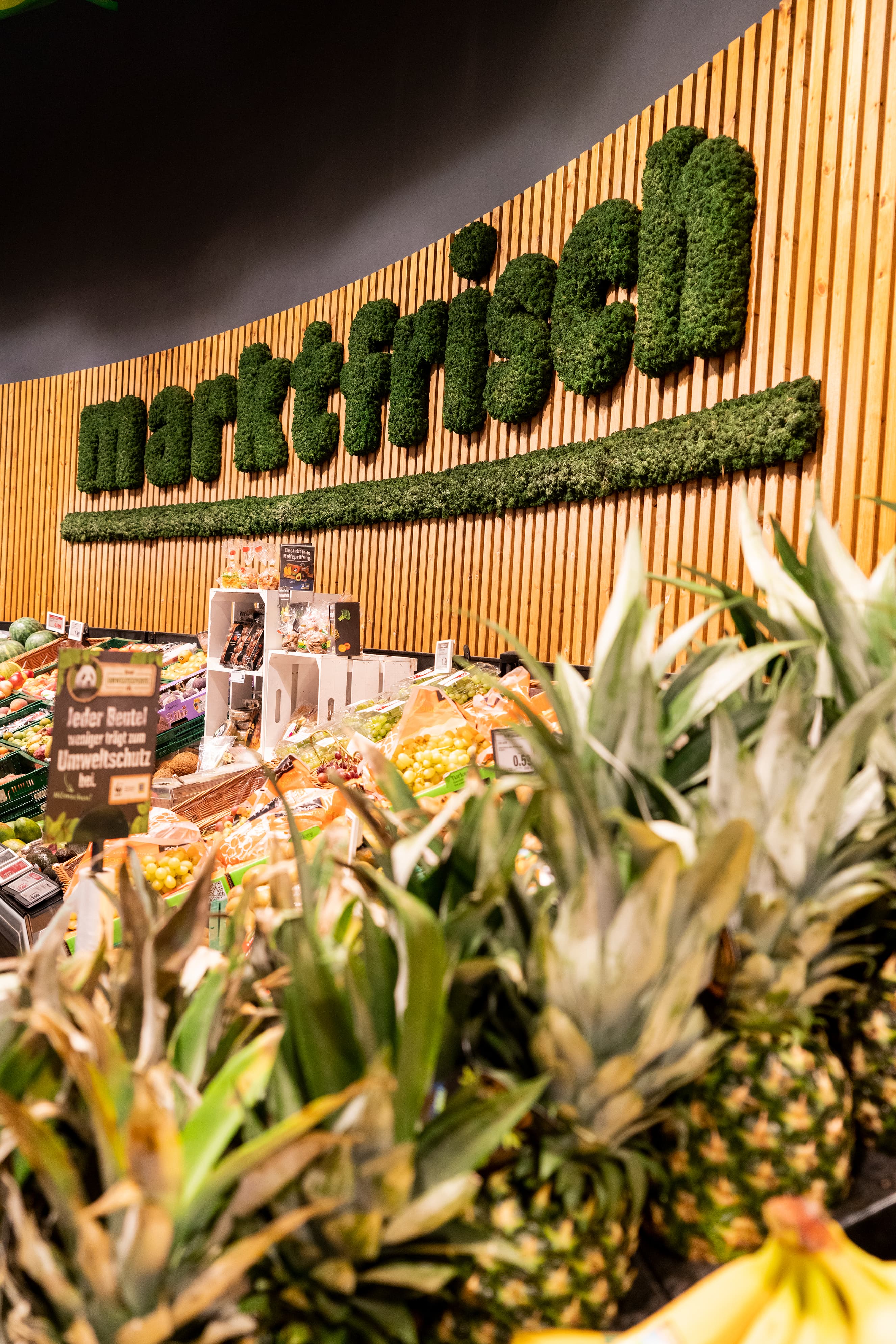 Die Obst- und Gemüseabteilung eines EDEKA-Markts.