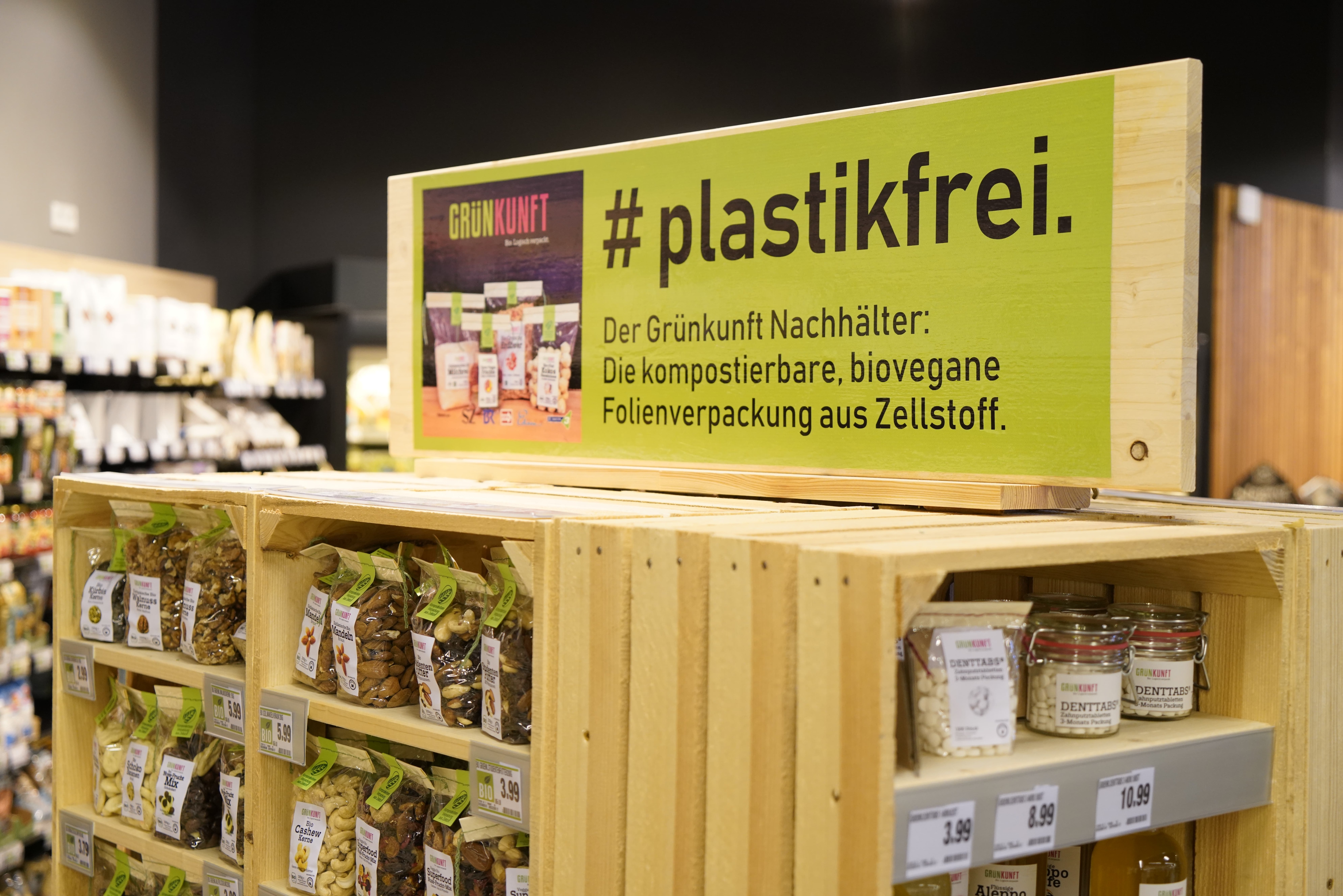 Ein Regal mit der Aufschrift #plastikfrei.