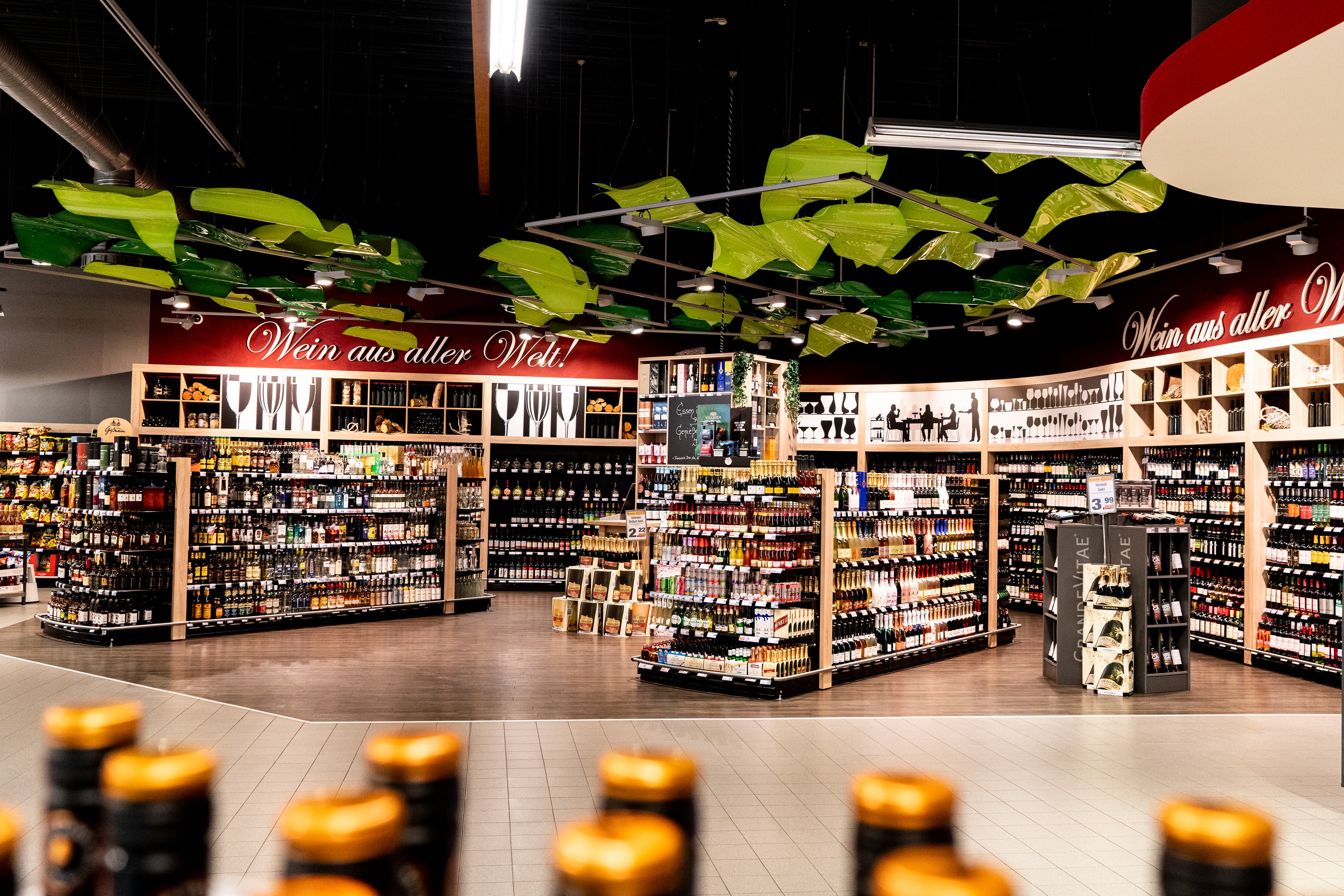 Die Weinabteilung eines EDEKA-Markts.