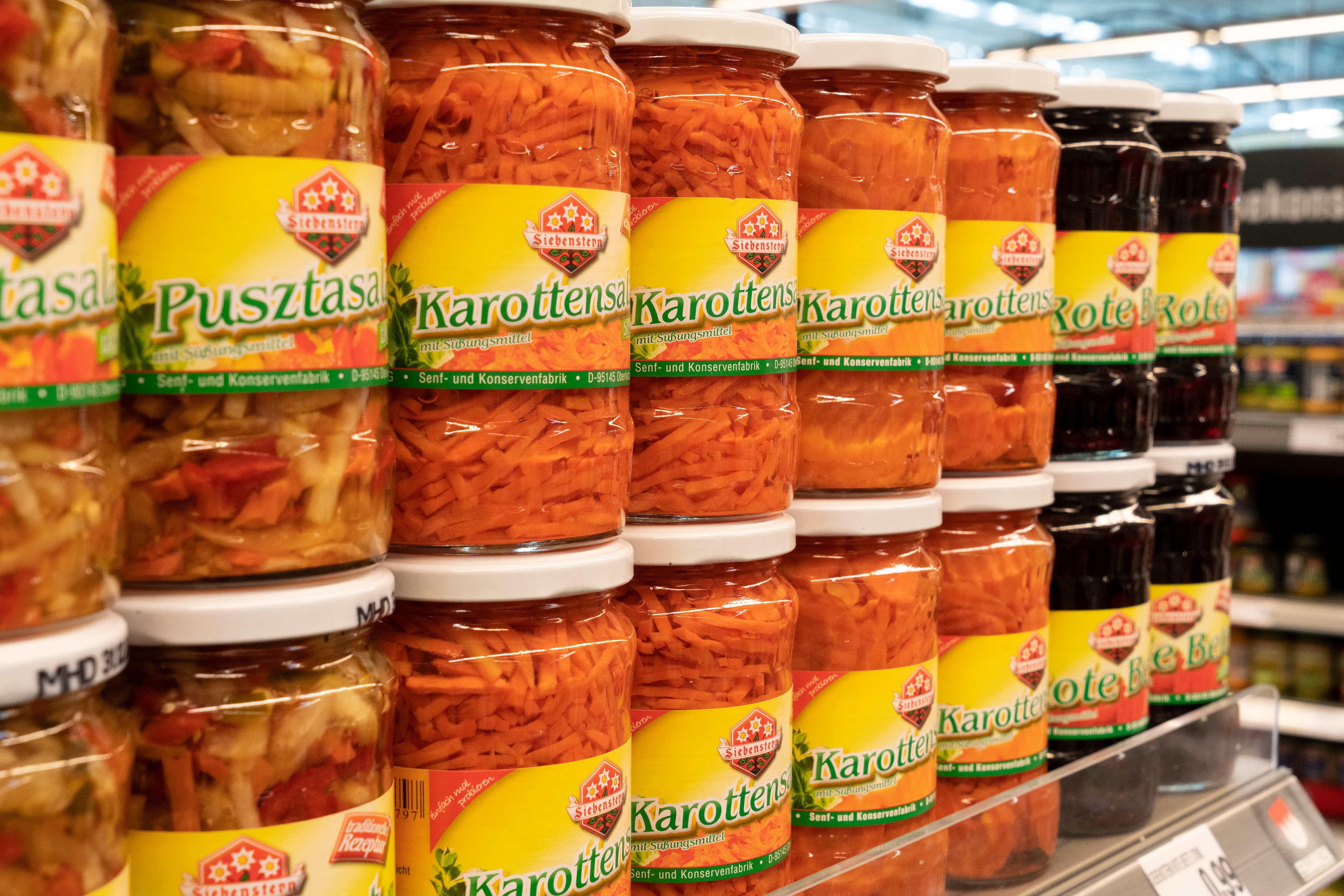 Gläser voller eingemachter Gemüse im Close-Up in einem Regal.