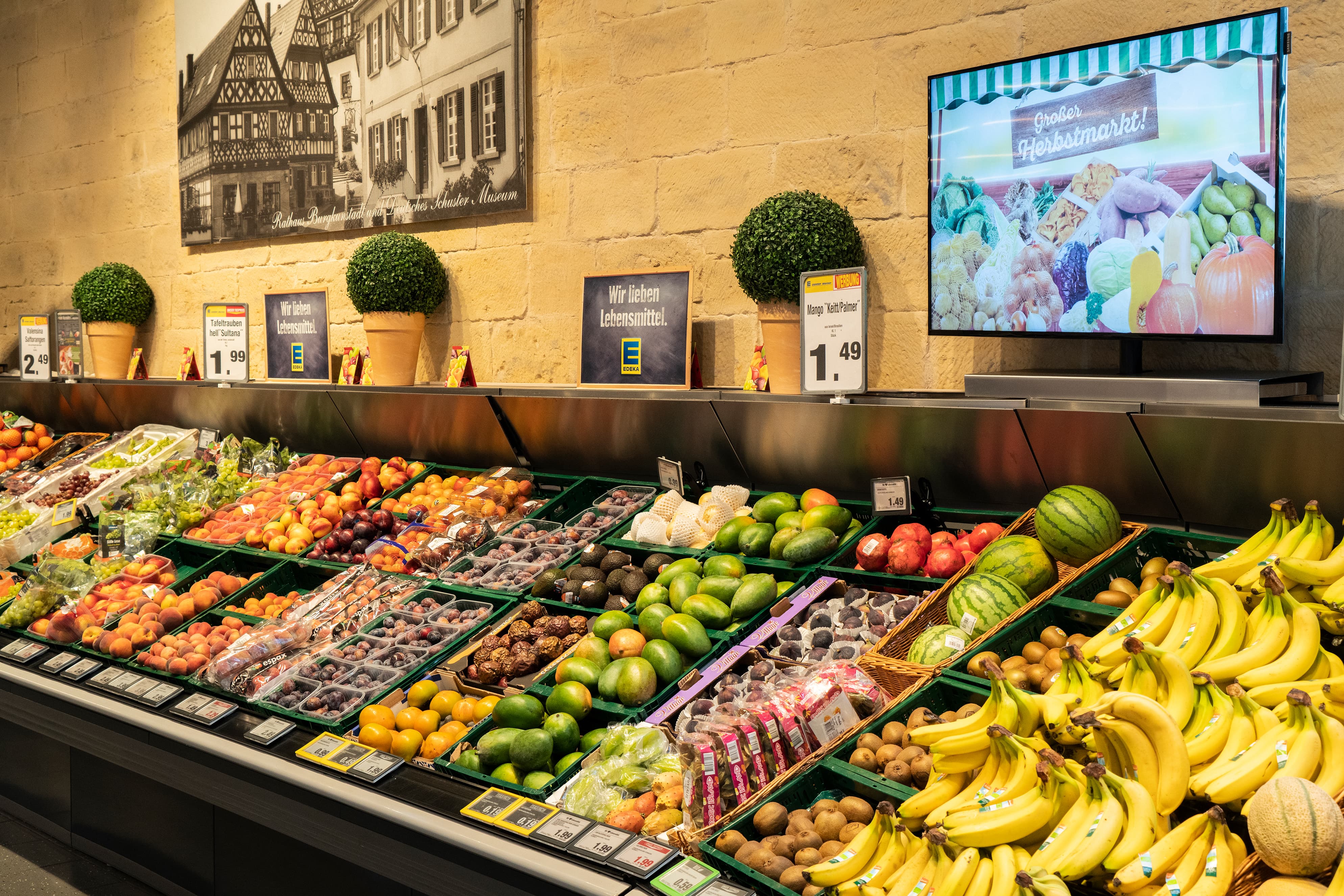 Die Obst- und Gemüseabteilung eines EDEKA-Markts.