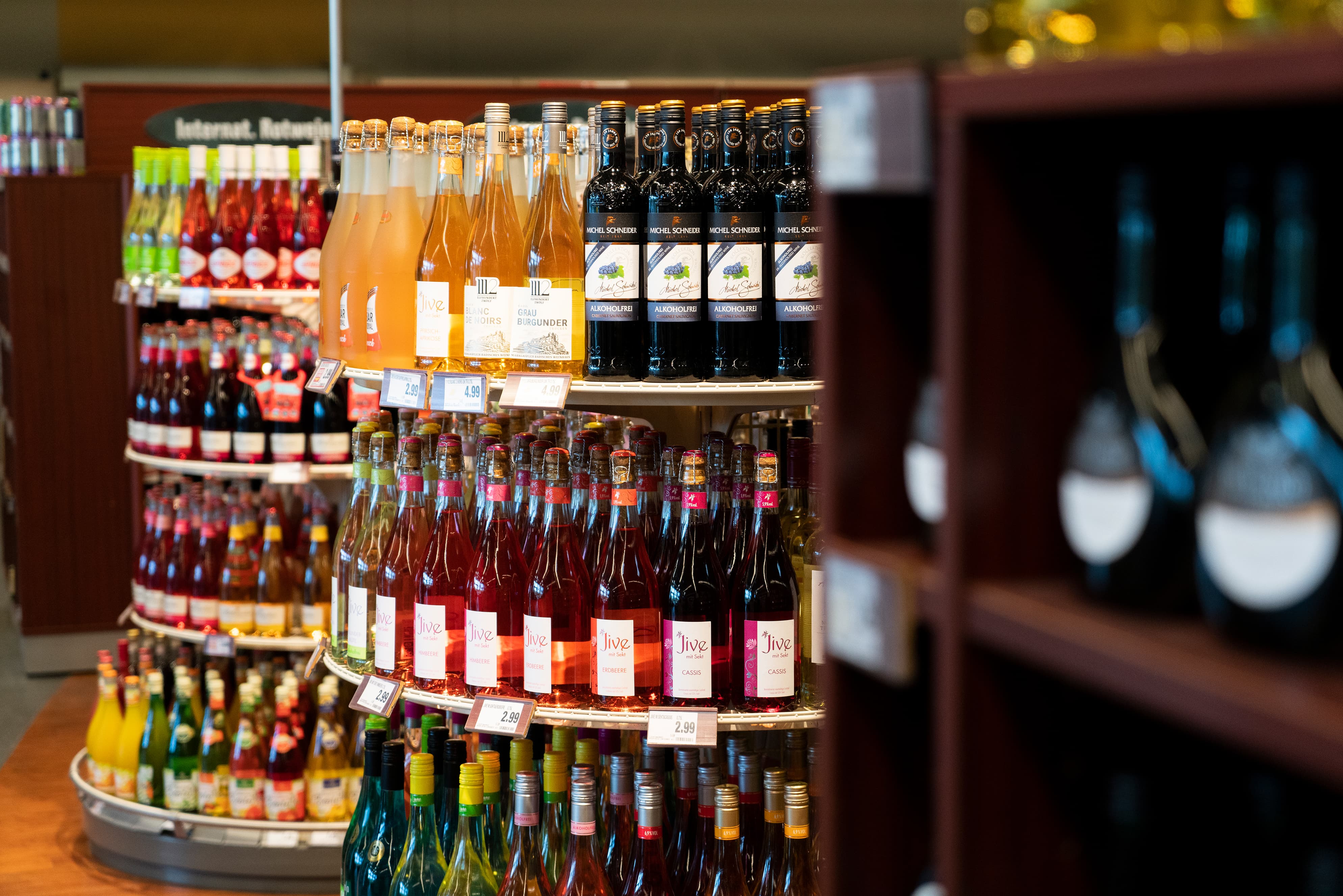 Die Weinabteilung eines EDEKA-Markts.