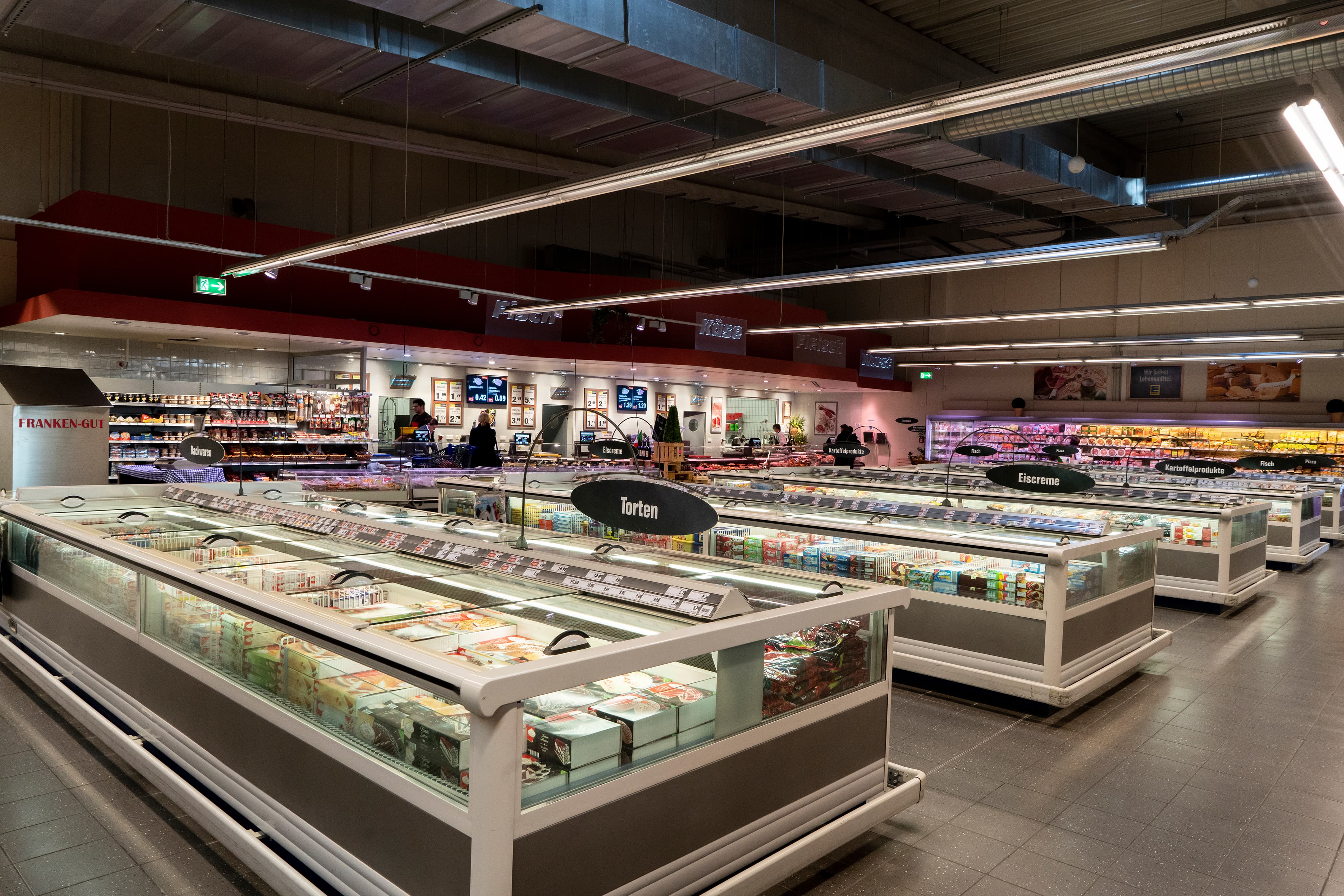 Die Tiefkühlabteilung eines EDEKA-Markts.