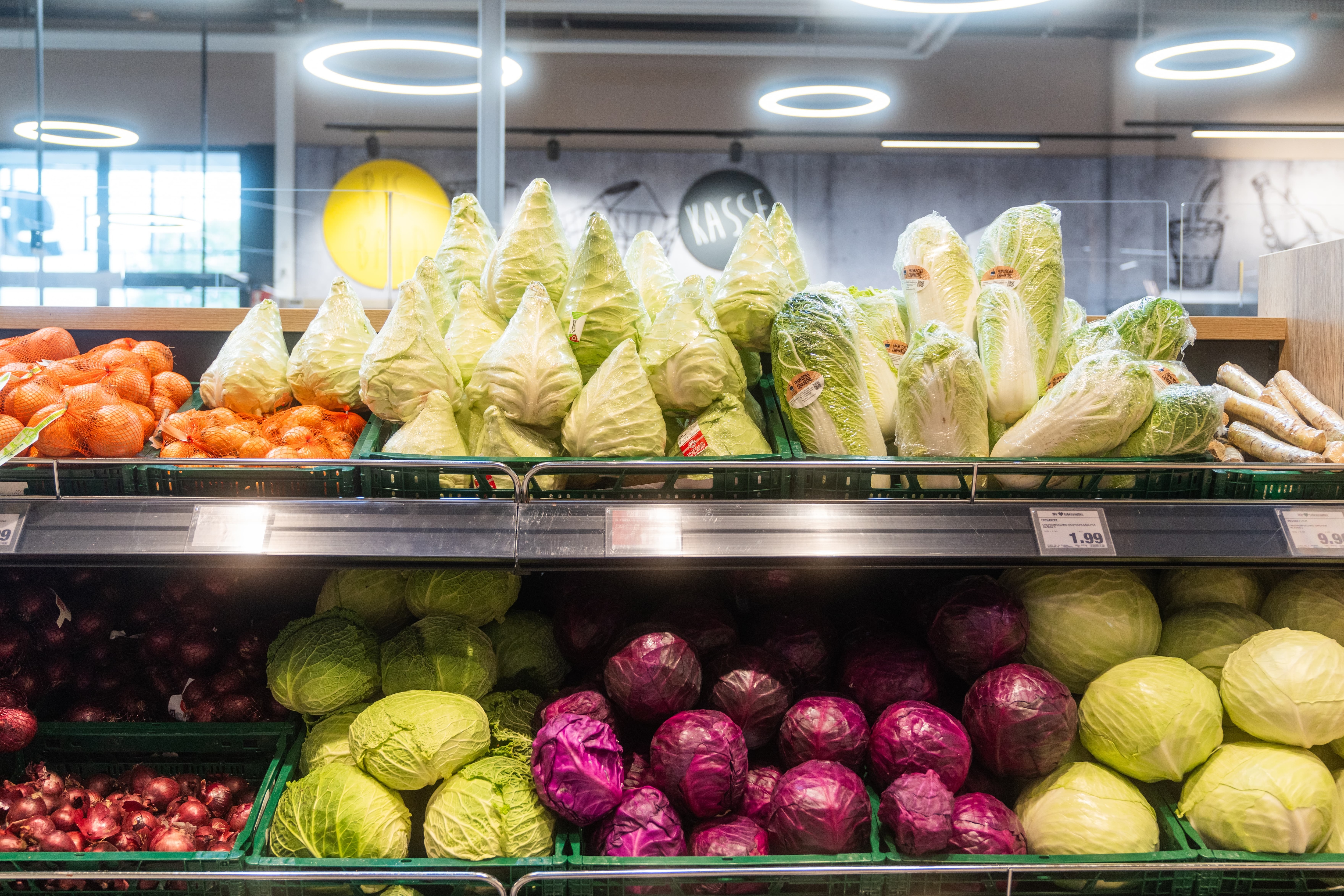 Gemüseabteilung mit Kohl und Zwiebeln.