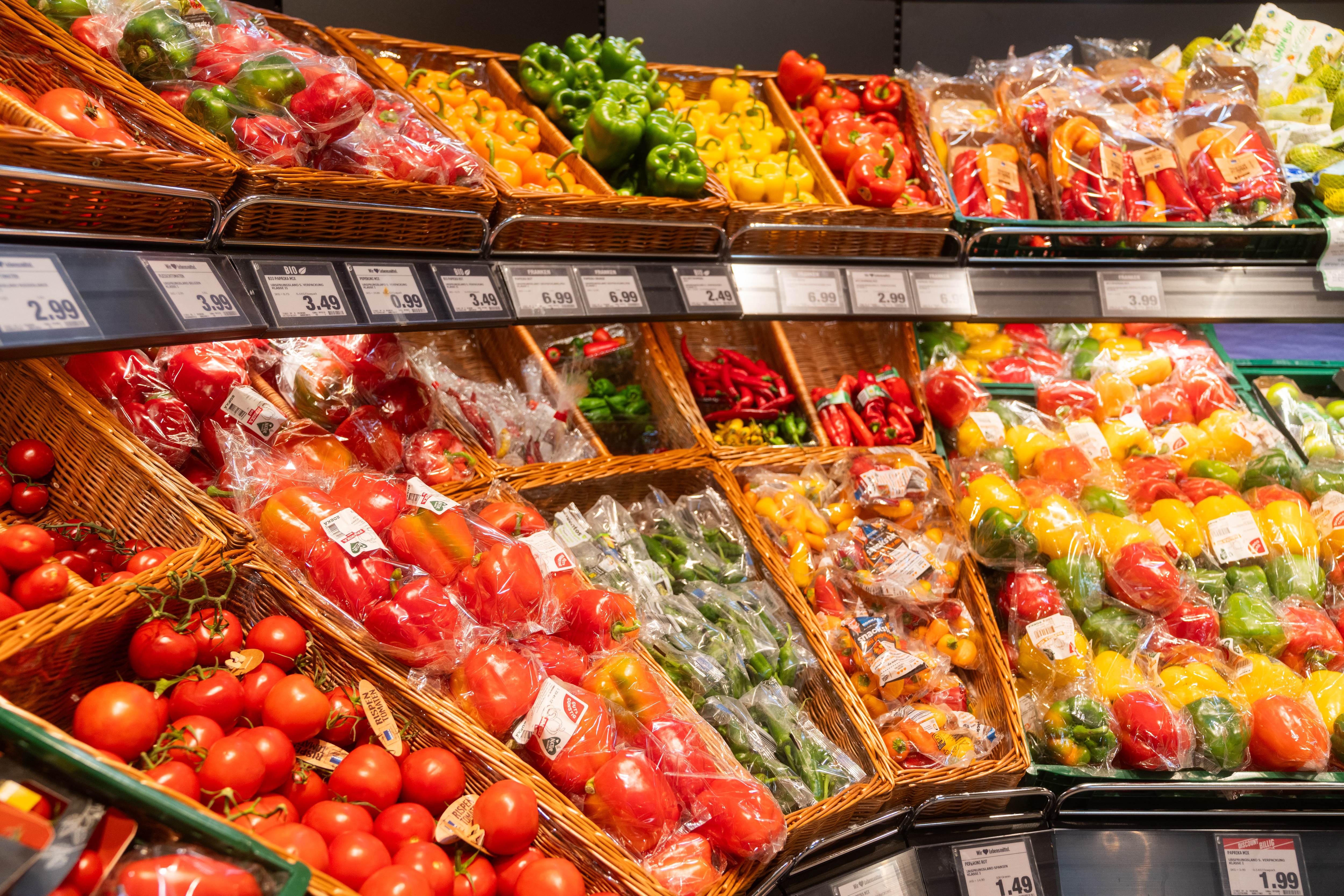 Paprika und Tomaten in der Gemüseabteilung.