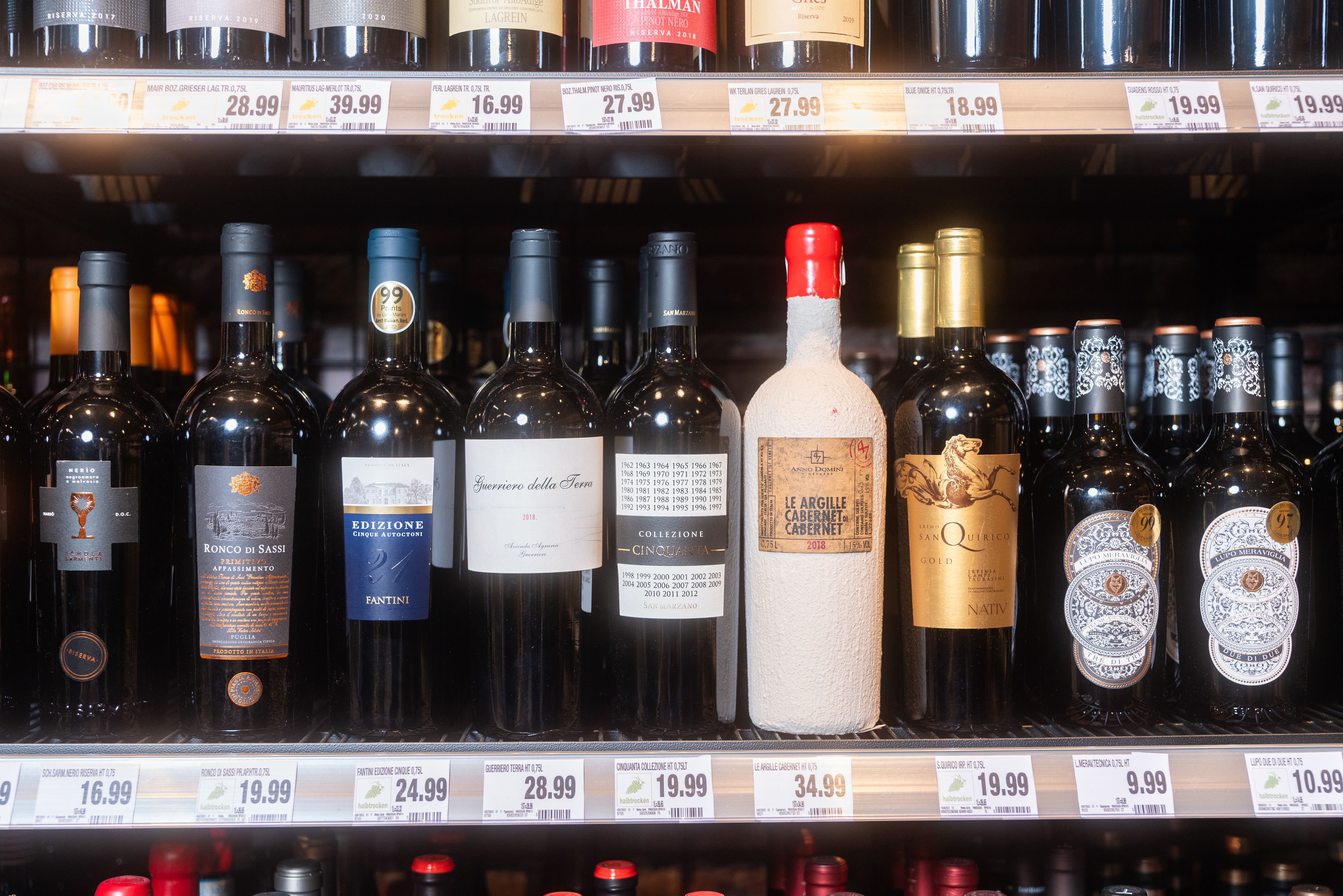 Regal mit verschiedenen Rotweinen.
