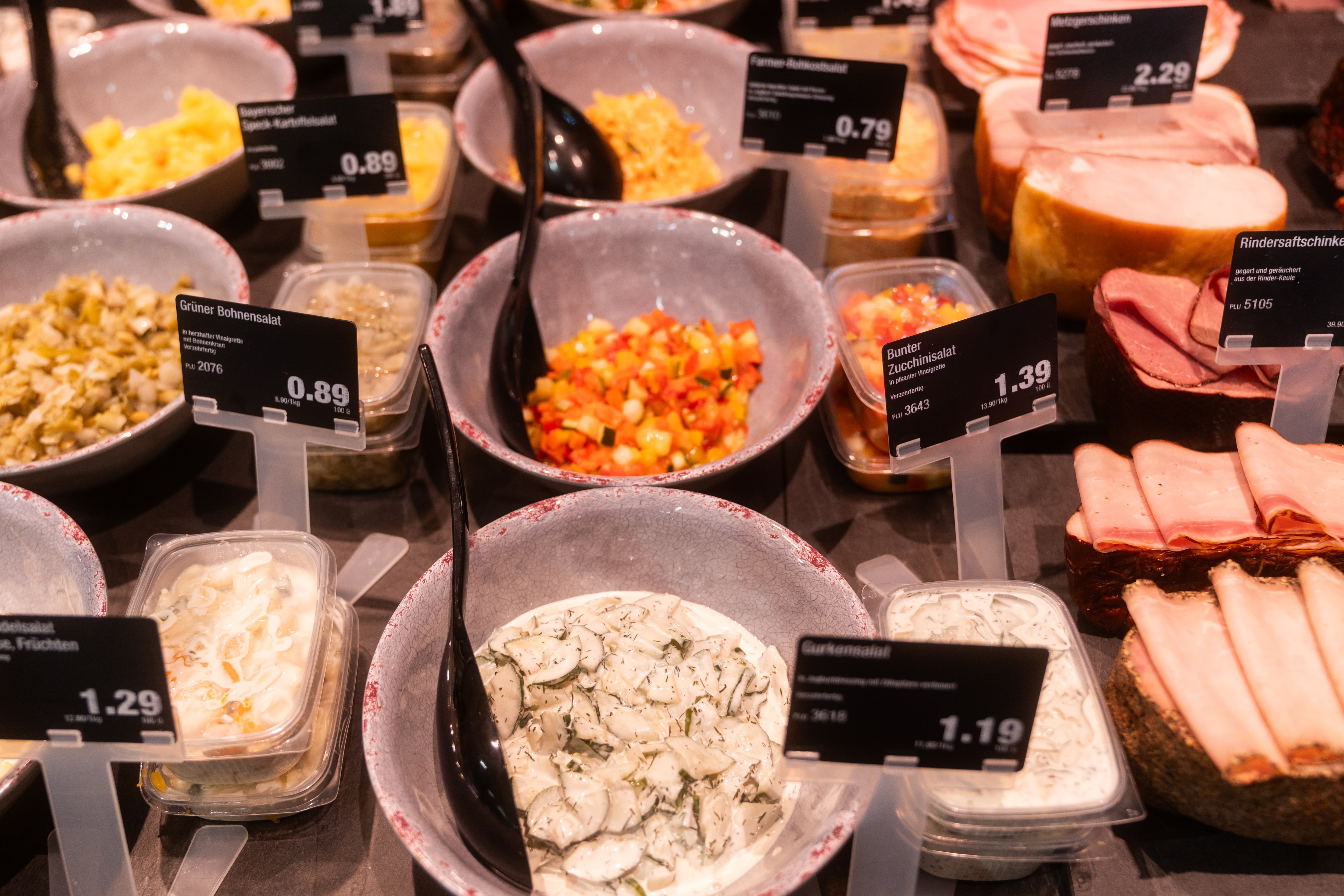 Salate und Fleischwaren in der Frischetheke.