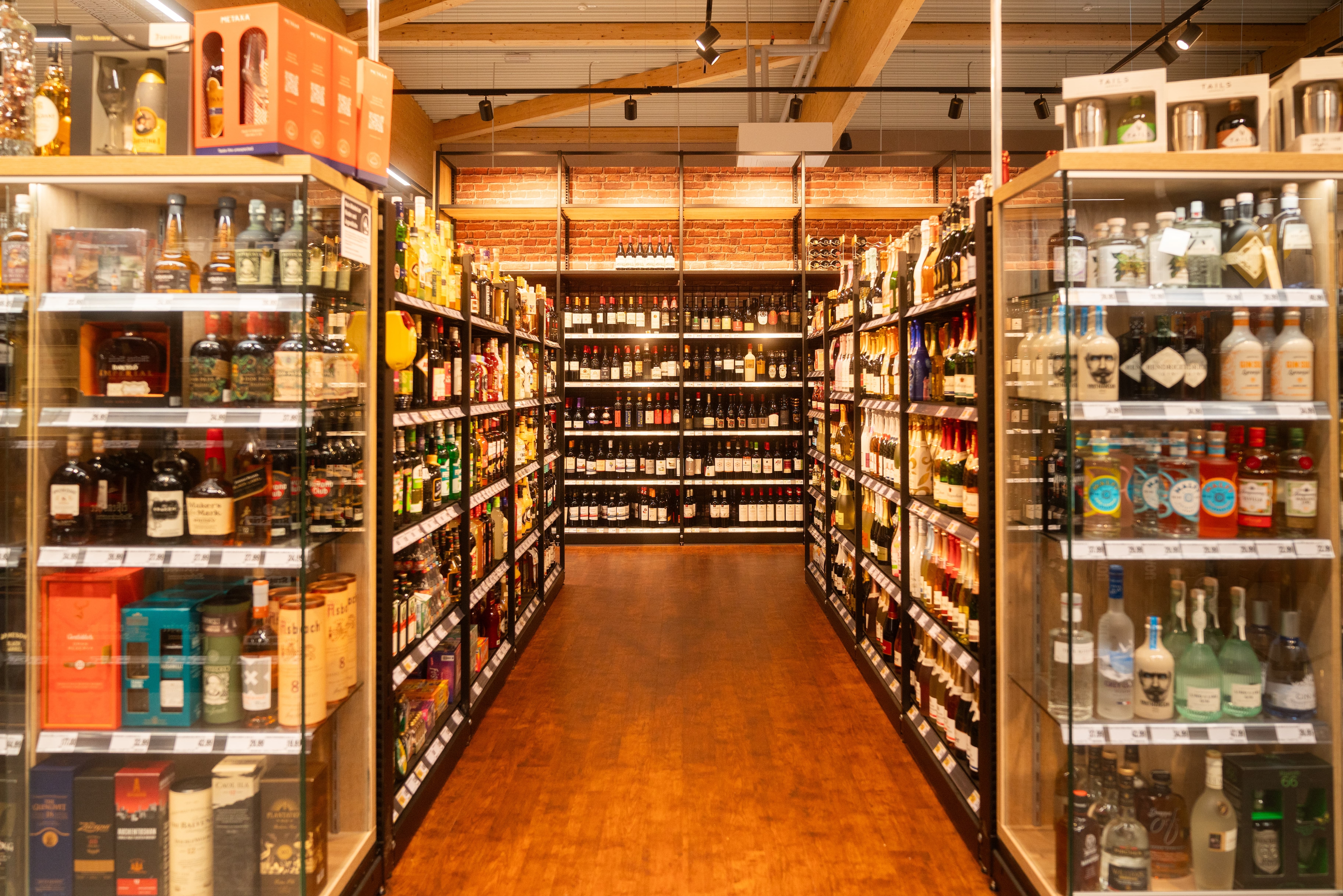 Abschließbare Glasvitrinen mit Spirituosen.