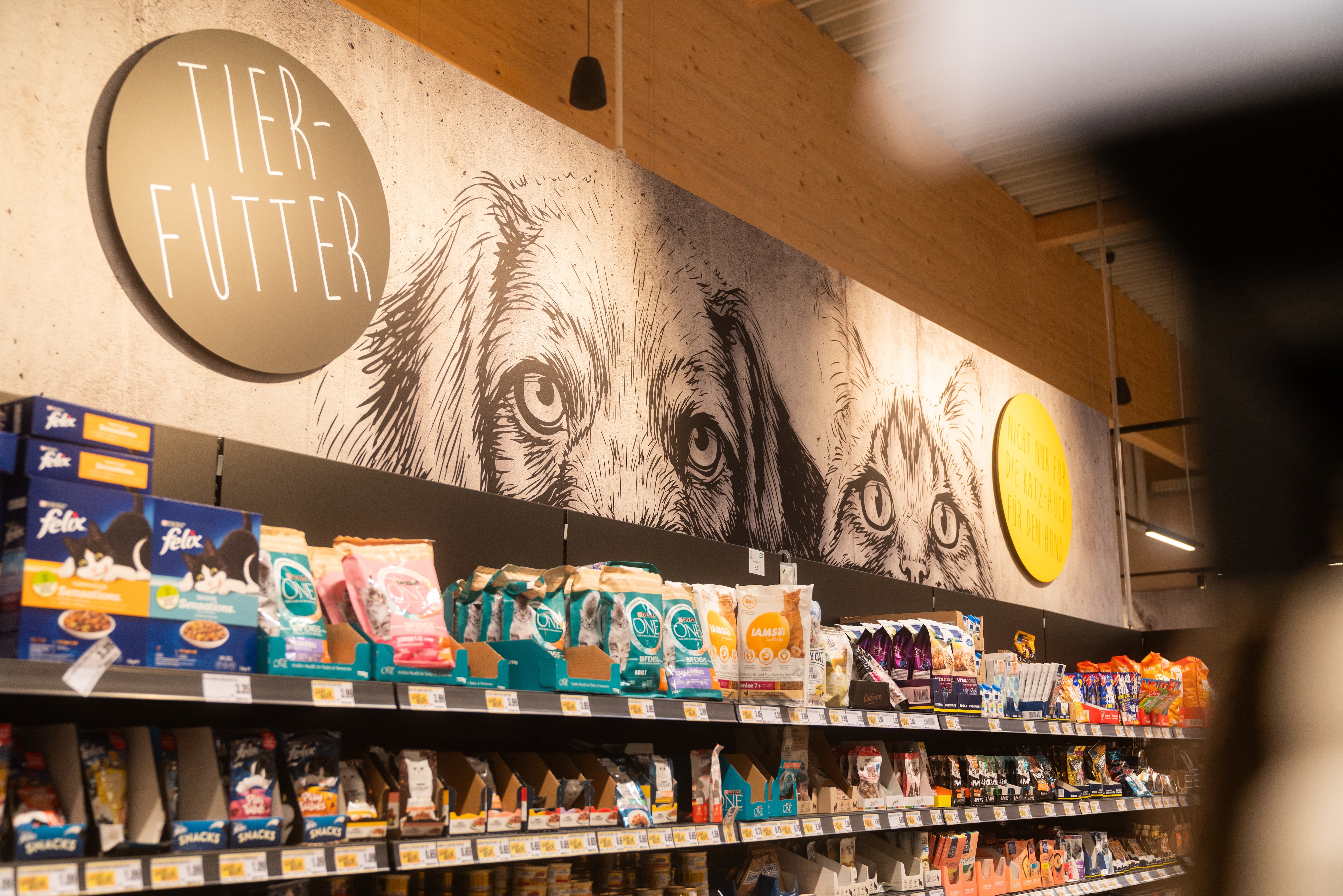 Regal mit Tierfutter.
