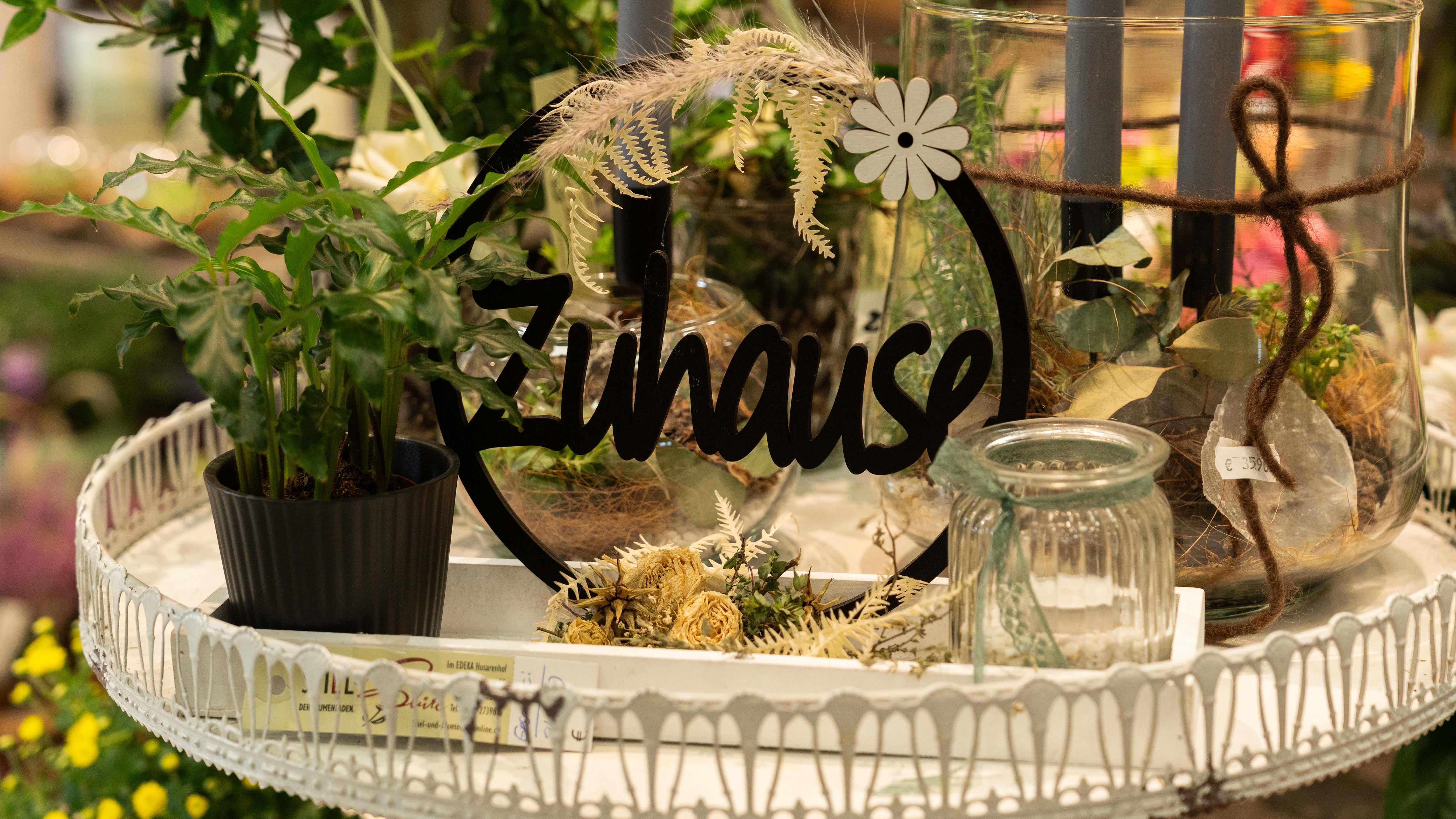 Ein dekoratives Tablett mit verschiedenen Dekoartikeln darauf.