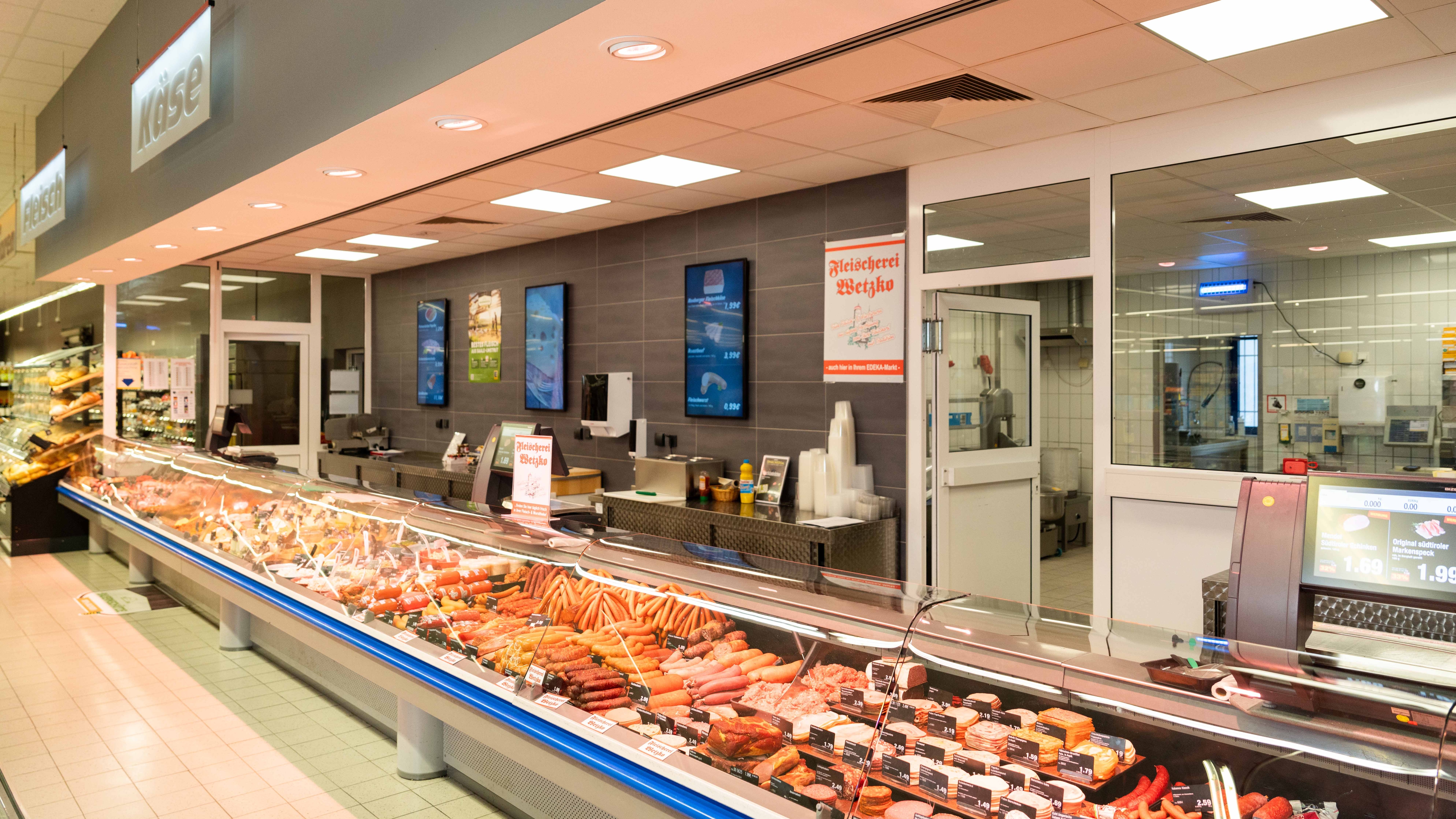 Die Frischetheke mit verschiedenen Wurst- und Fleischwaren.