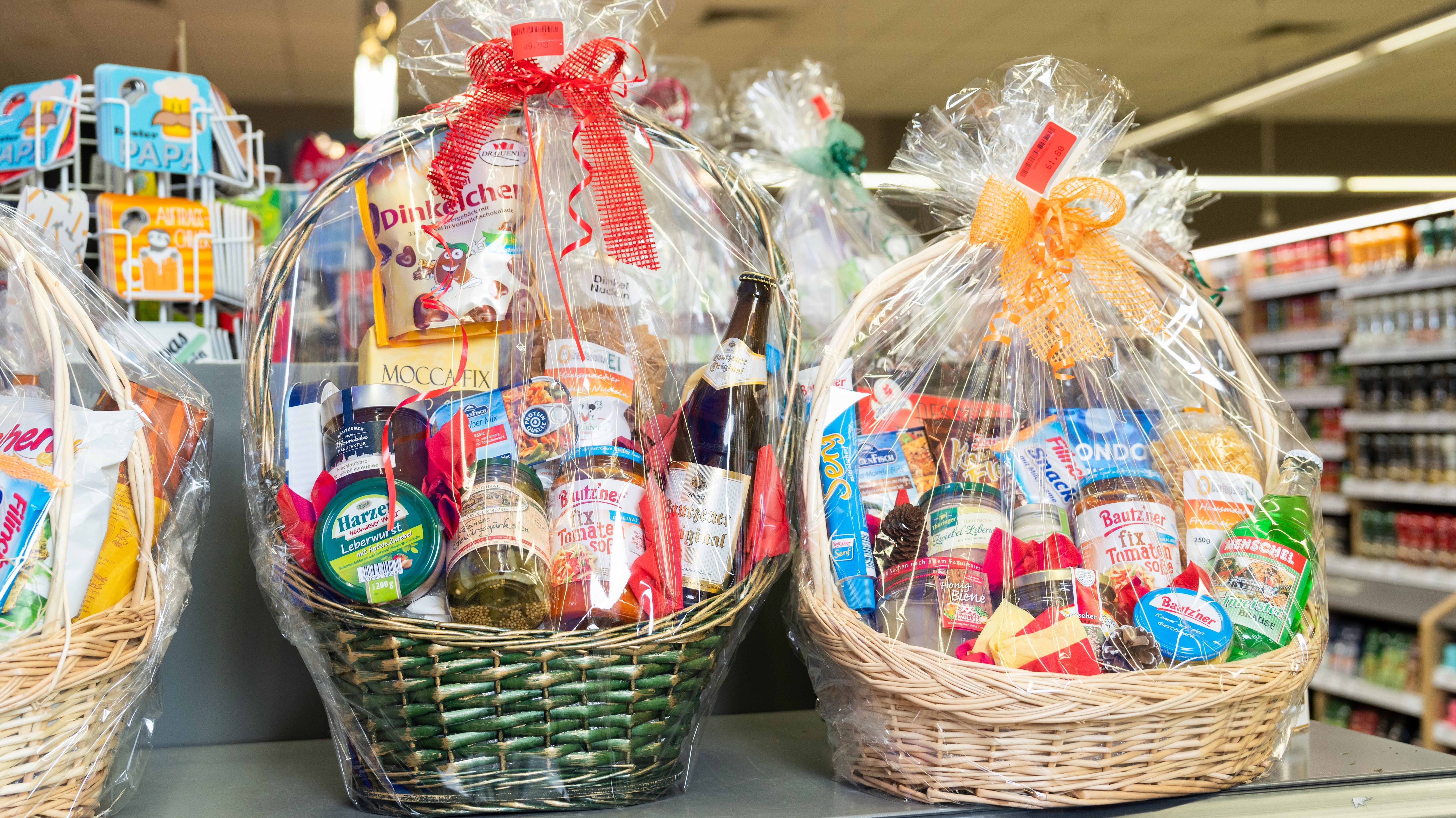 Zwei gepackte Geschenkkörbe mit den unterschiedlichsten regionalen Produkten.