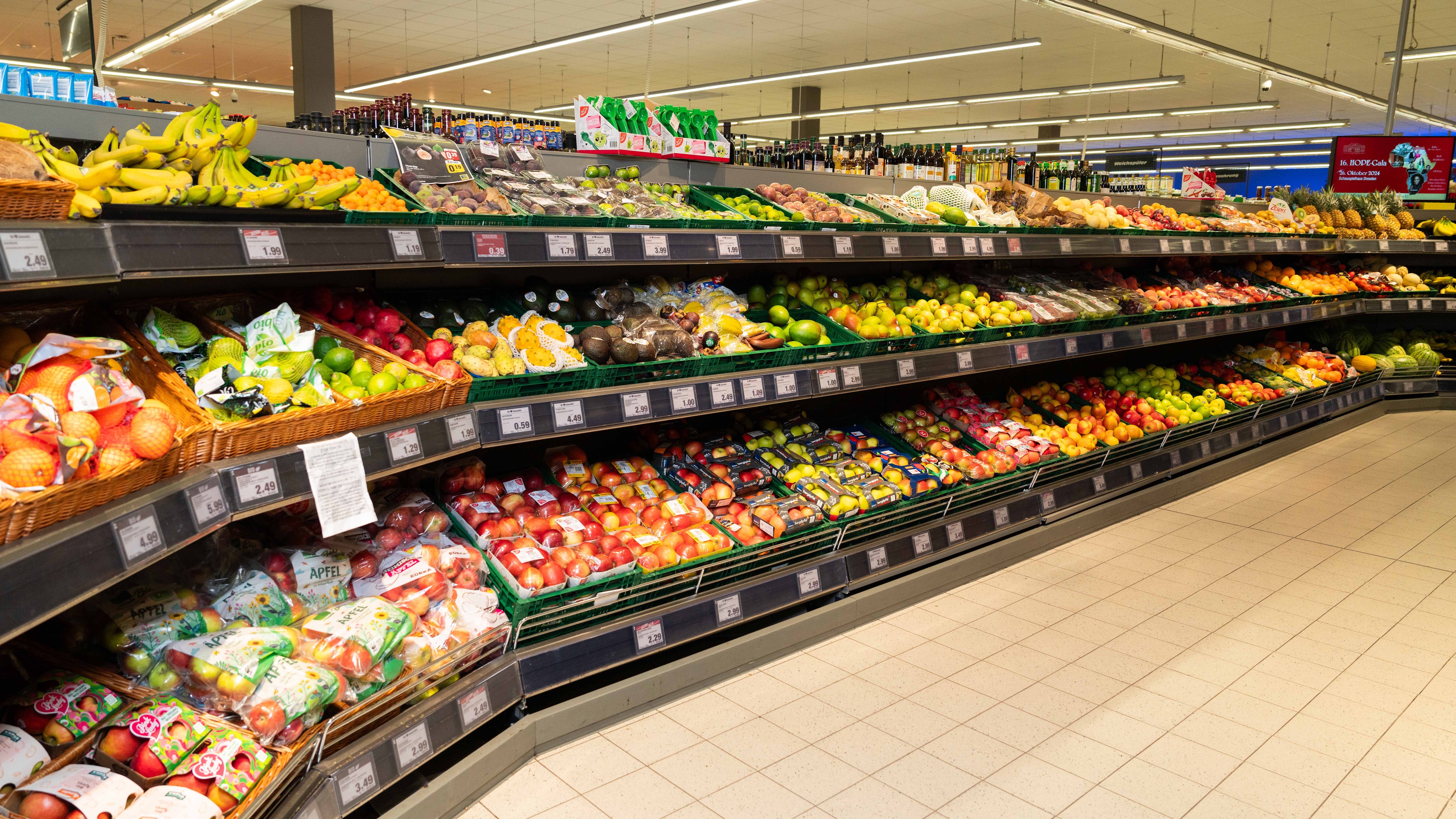Ein langes Regal mit verschiedenen Obstsorten.