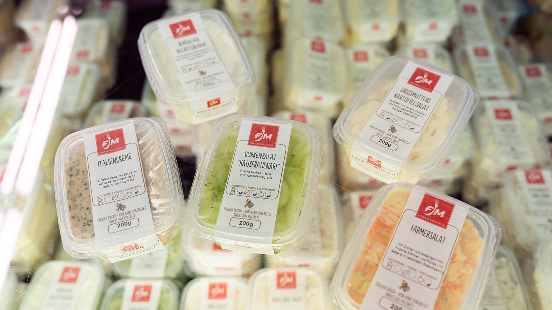 Verschiedene Sorten Fertigsalate von FJM.