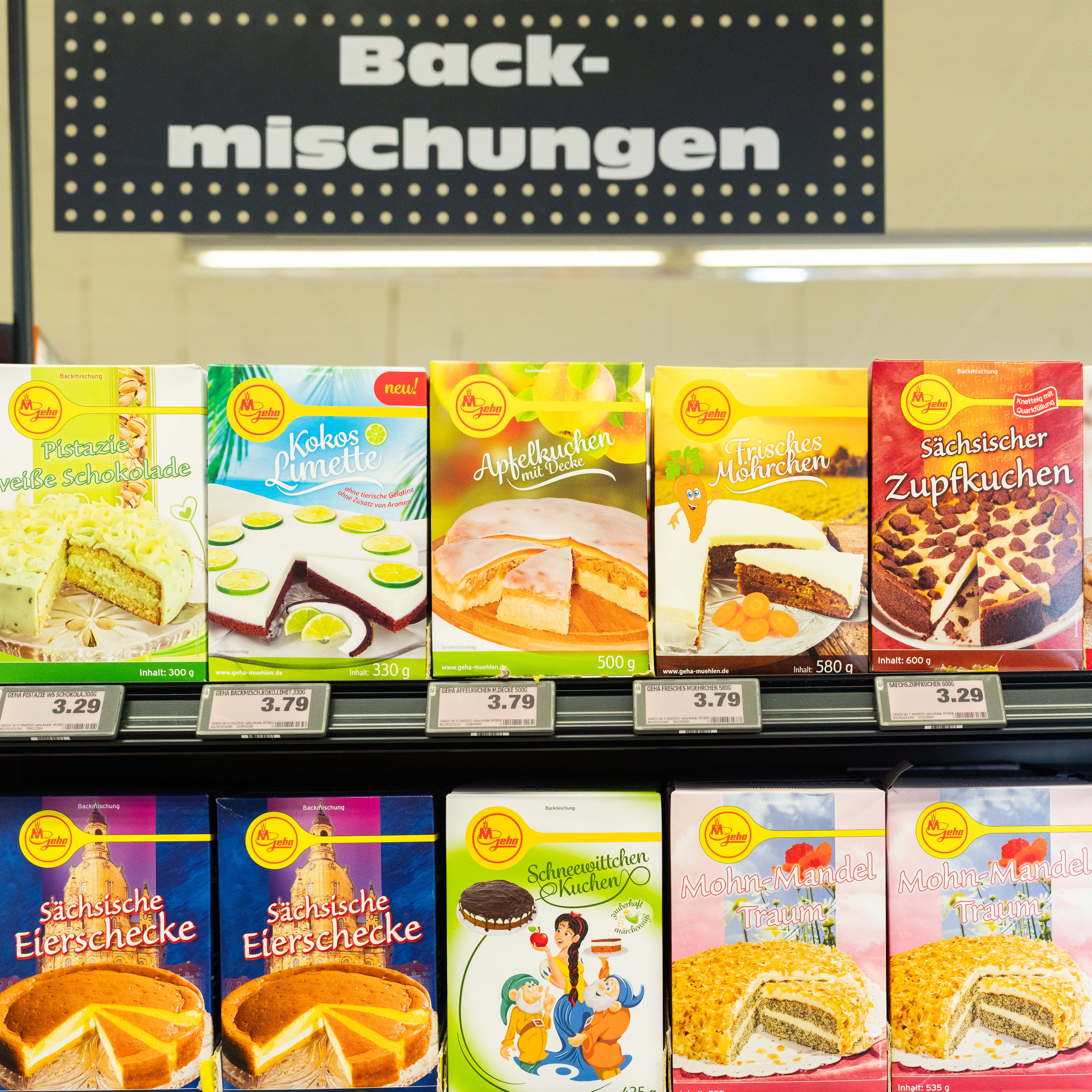 Im Regal mit den Backmischungen sind verschiedenen Kuchenbackmischungen von der Marke Geha.