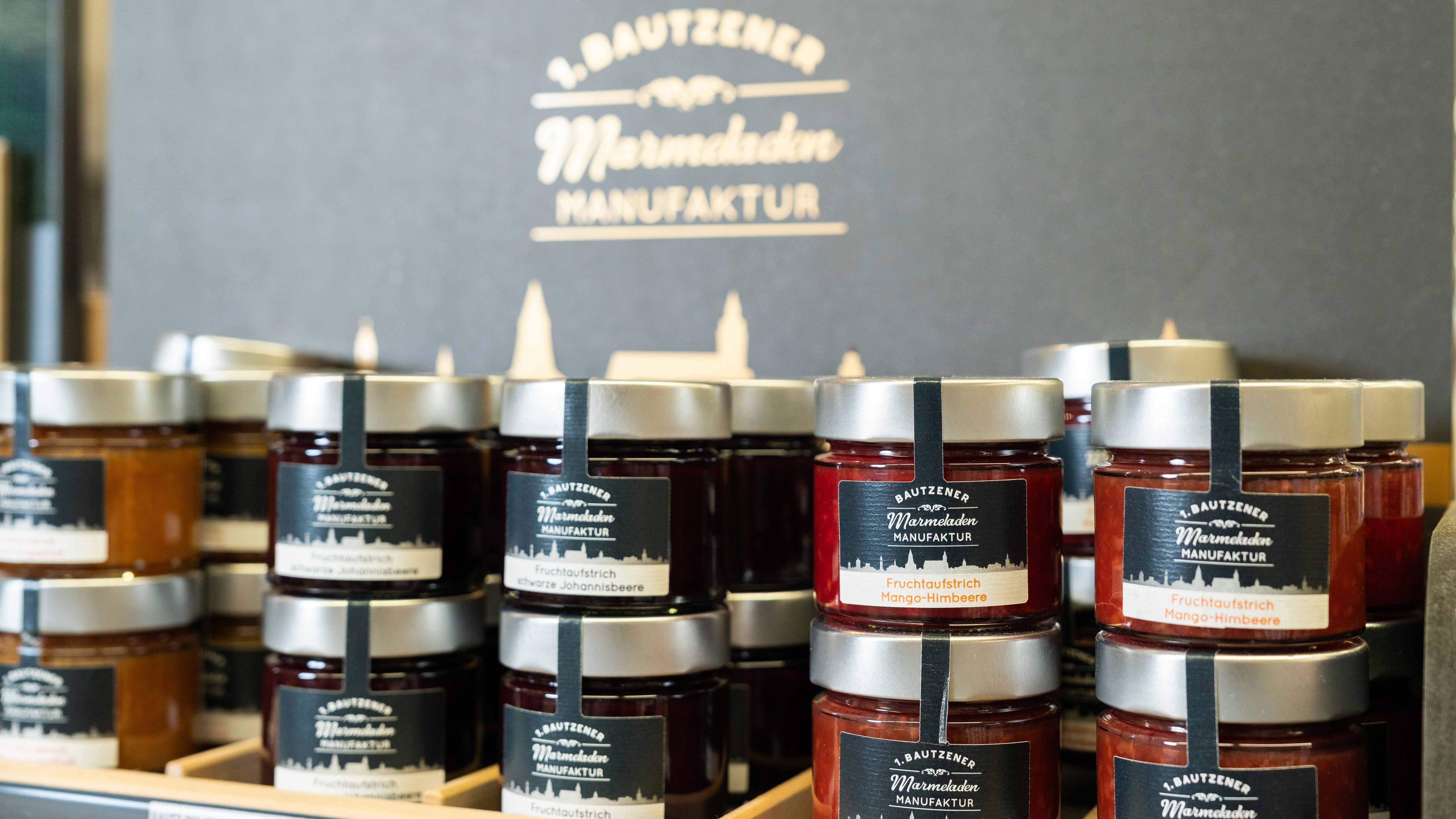 Honiggläser von der Bautzner Marmeladen Manufaktur stehen in einem Aufsteller.