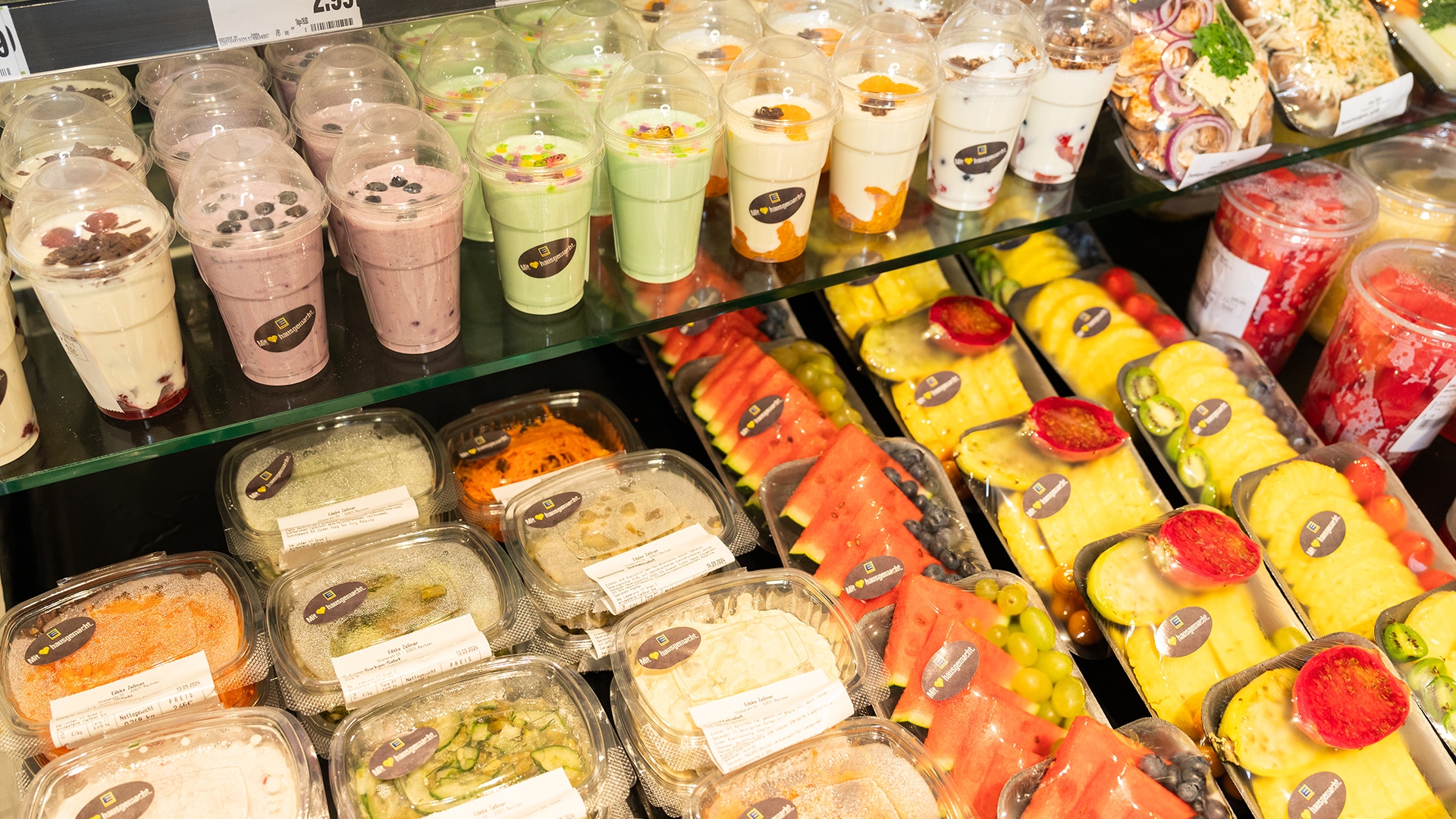 Selbst hergesttelte Produkte aus Obst und Gemüse, wie Smoothies, Salate oder geschnittene Früchte.