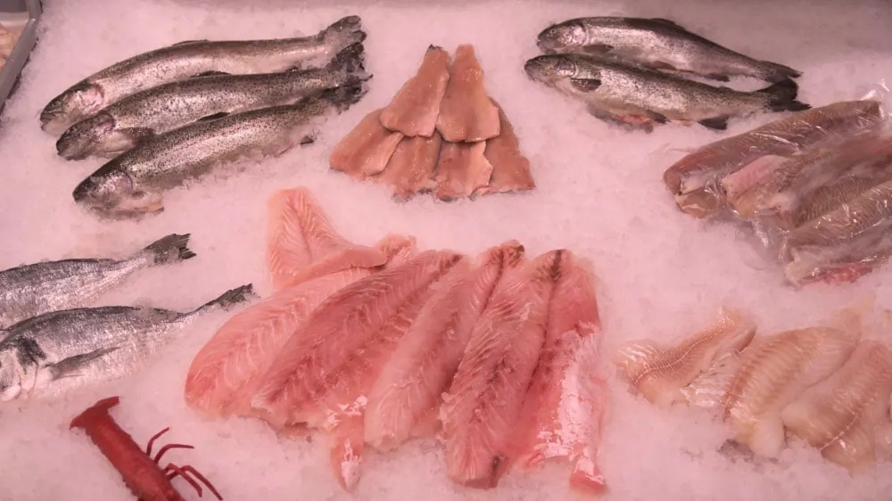Die Auslage einer Fischtheke.