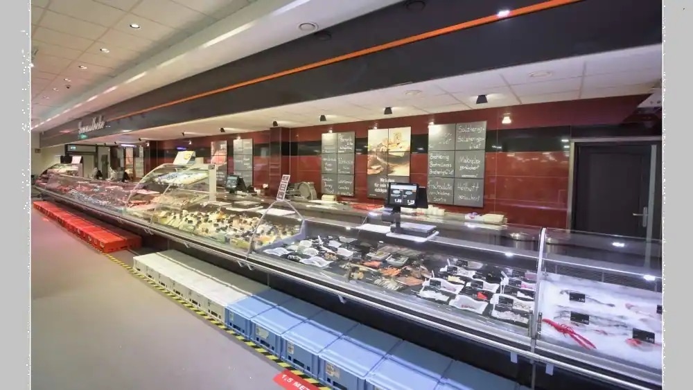 Die Frischetheke eines EDEKA-Marktes.