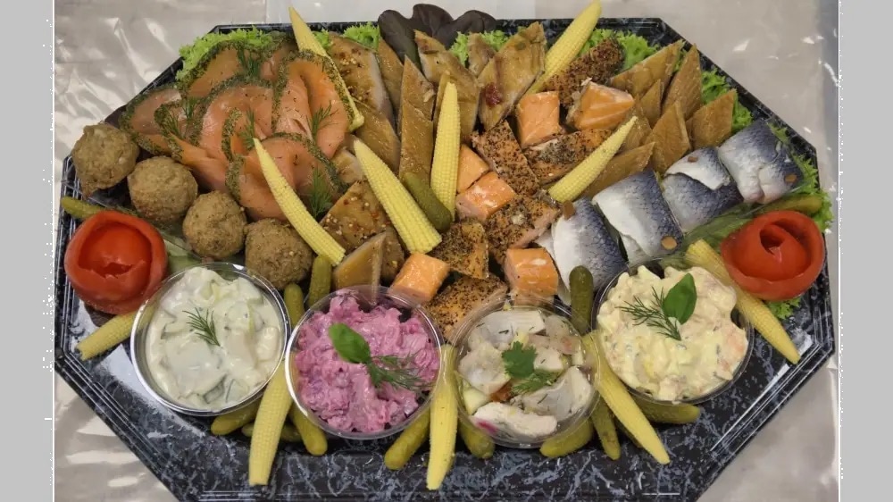 Eine Platte mit verschiedenen Fischspezialitäten.
