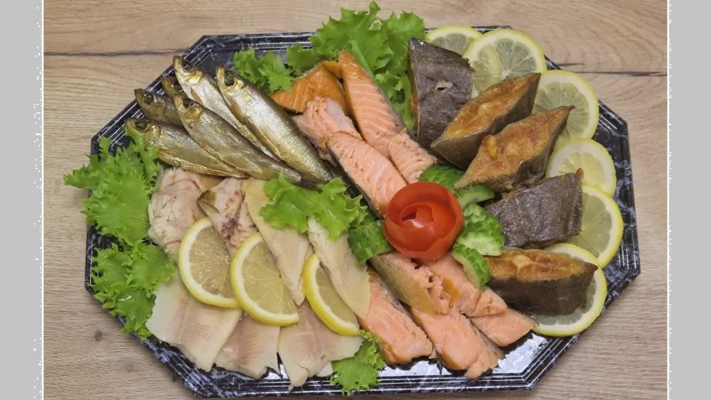 Eine Platte mit verschiedenen geräucherten Fischspezialitäten.