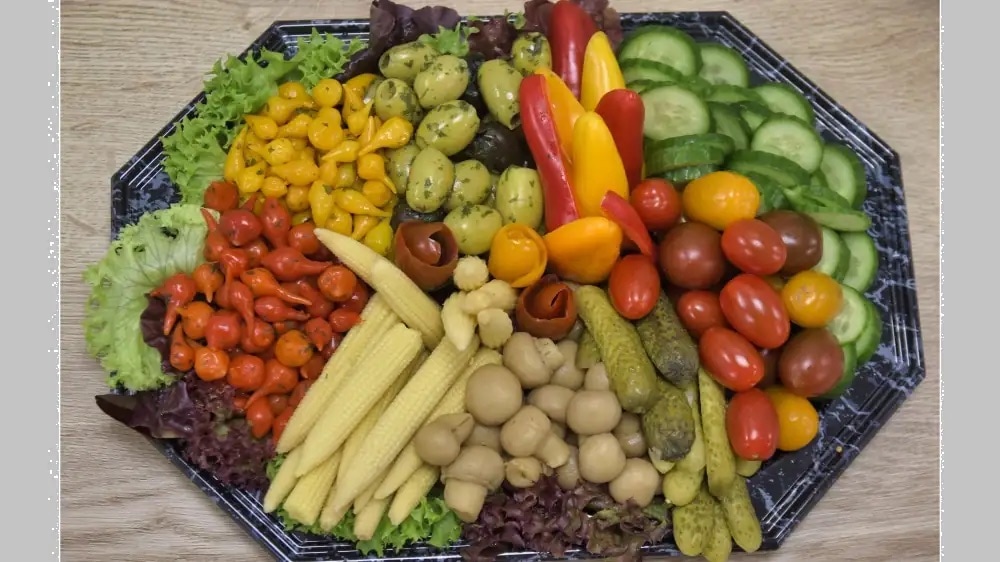 Eine Platte mit verschiedenen Gemüsesorten.