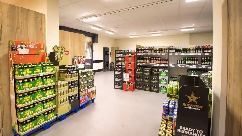 Die Getränkeabteilung eines EDEKA-Marktes.