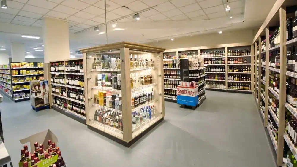 Die Spirituosenabteilung eines EDEKA-Marktes.