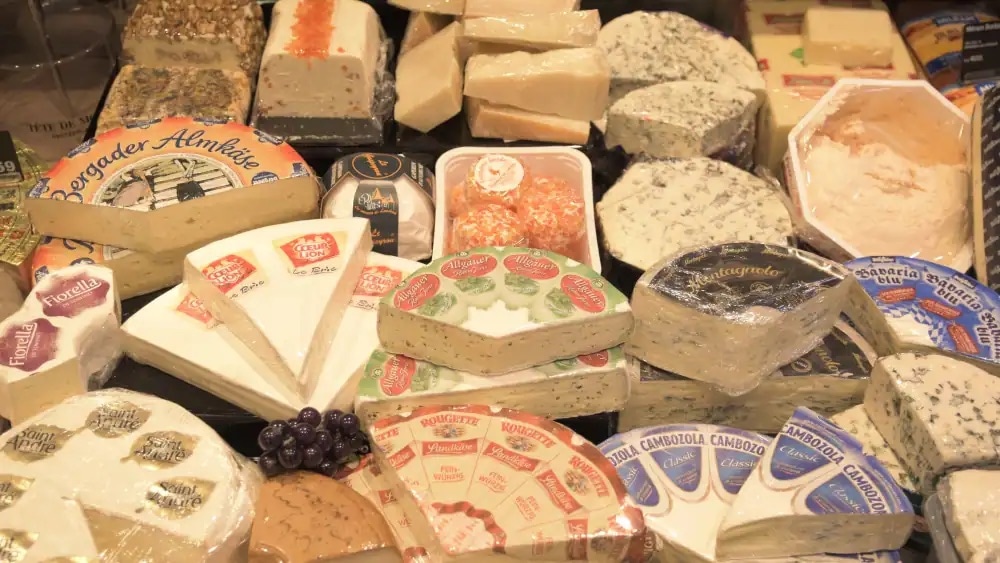 Ein Ausschnitt der Käsetheke eines EDEKA-Marktes.