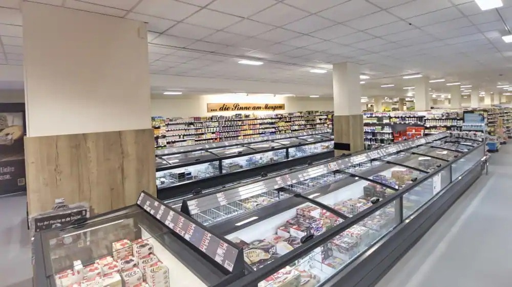 Die Tiefkühlabteilung eines EDEKA-Marktes.