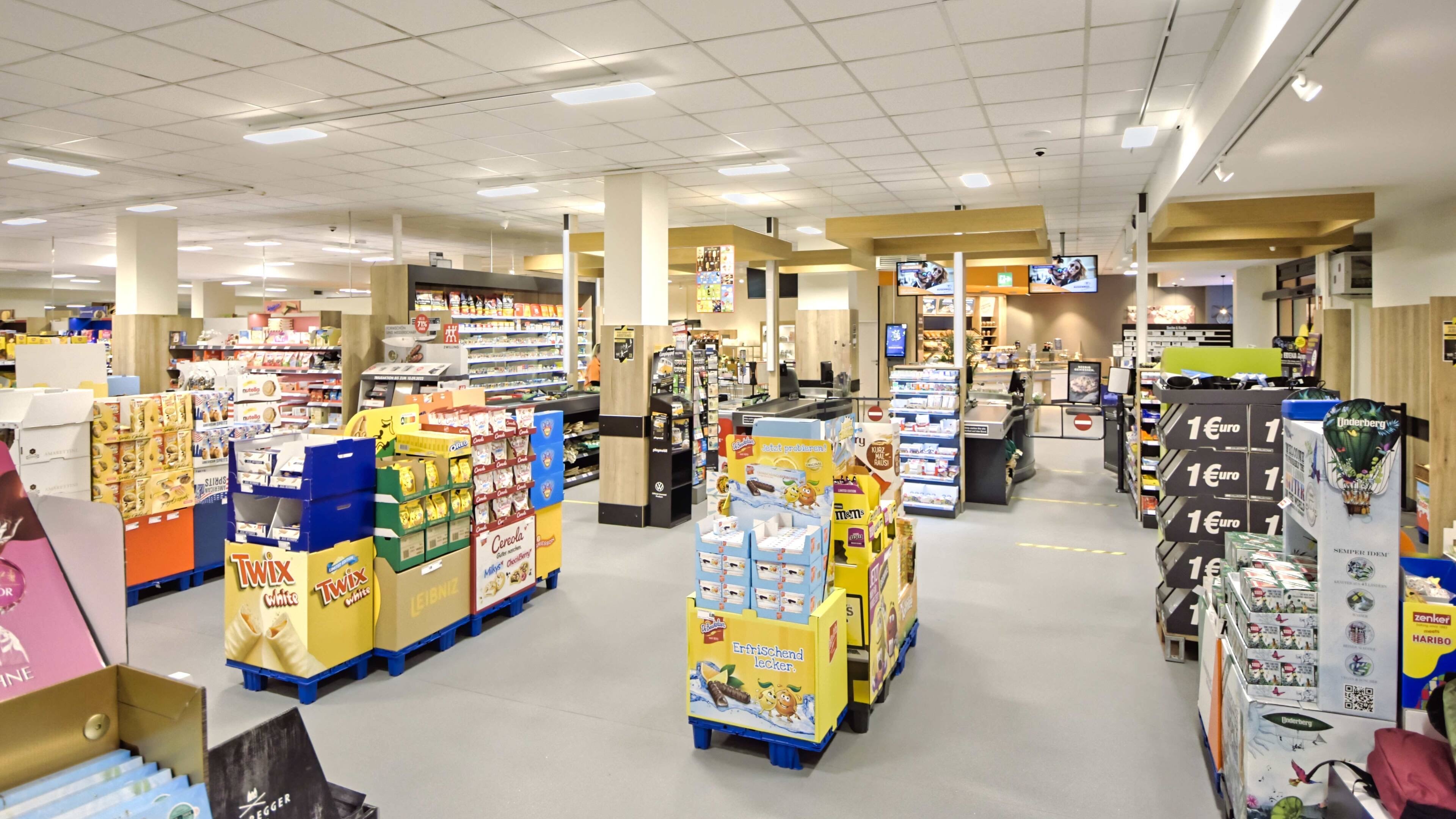 Der Kassenbereich eines EDEKA-Marktes.