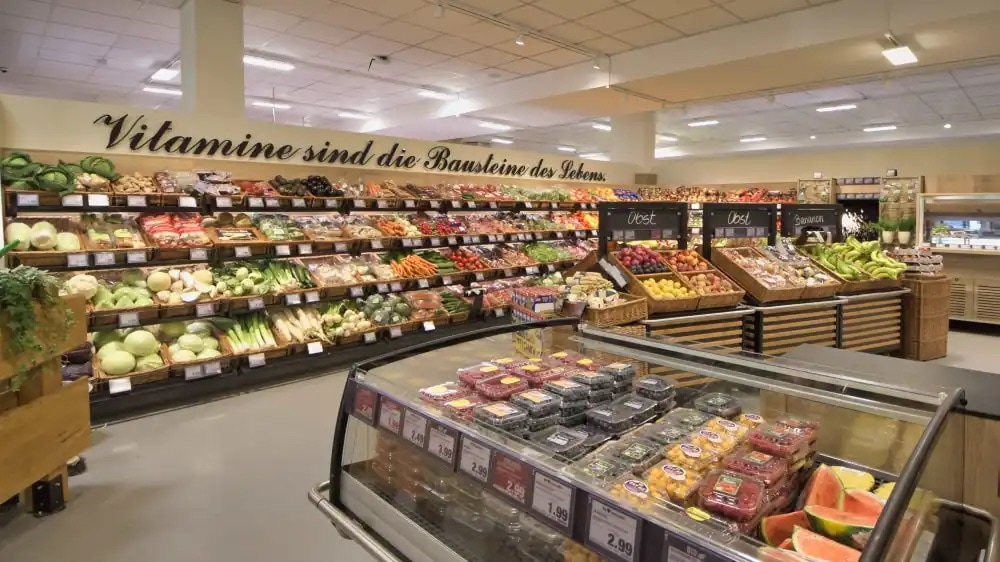 Die Obst- und Gemüseabteilung eines EDEKA-Marktes.