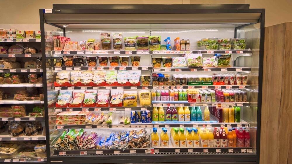 Ein Kühlregal mit Convenience-Produkten.
