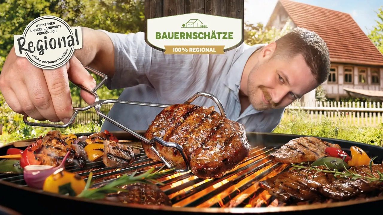 Ein Mann hält mit einer Grillzange ein Steak über einem Grill in der Hand. Oben ist das Logo von Bauernschätze abgebildet.