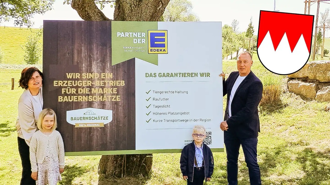 Ein Mann und eine Frau stehen mit zwei Kindern vor einem Baum und halten eine große Tafel hoch: Wir sind ein Erzeuger-Betrieb für die Marke Bauernschätze.