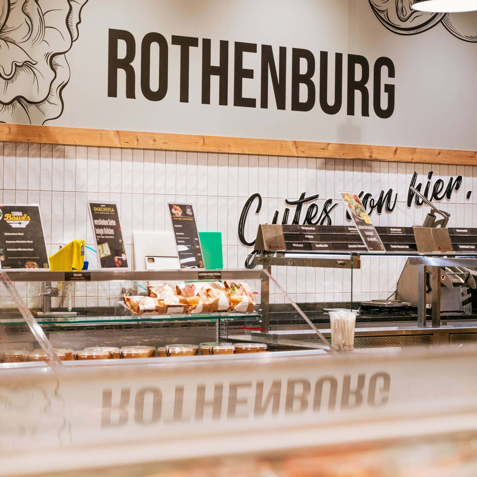 An der Wand hinter der Frischetheke steht Rothenburg.