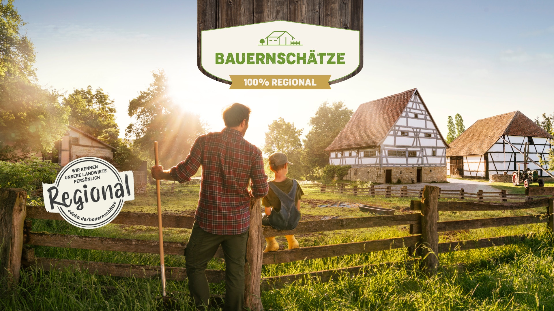 Ein Mann und ein Junge stehen am Zaun des Schweinestalls im Freien. Dahinter sind 2 Fachwerkhäuser. Und das Logo der Marke Bauernschätze.