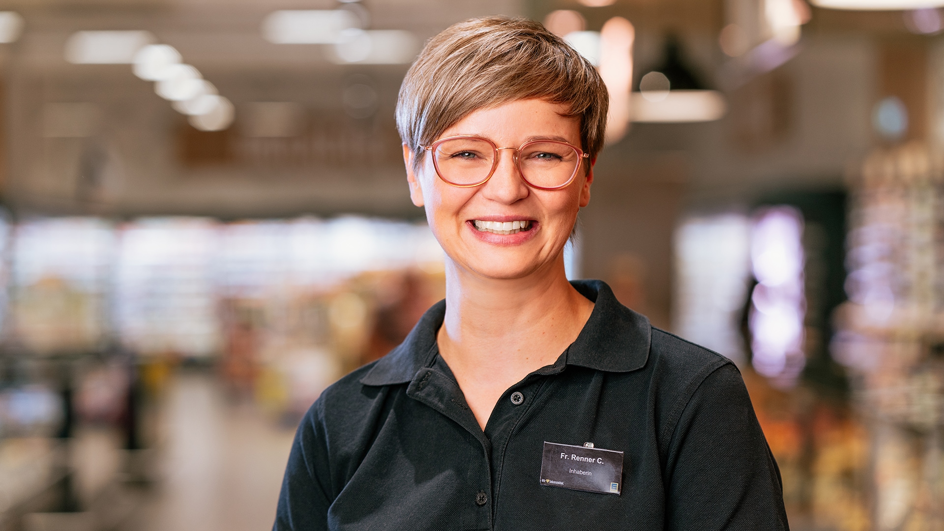 Chris Renner vom Edeka Renner steht lächelnd im Markt.