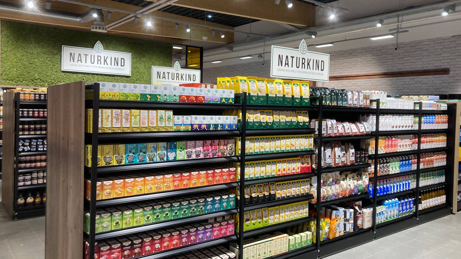 Heißgetränke in der Naturkind-Abteilung eines Supermarktes.