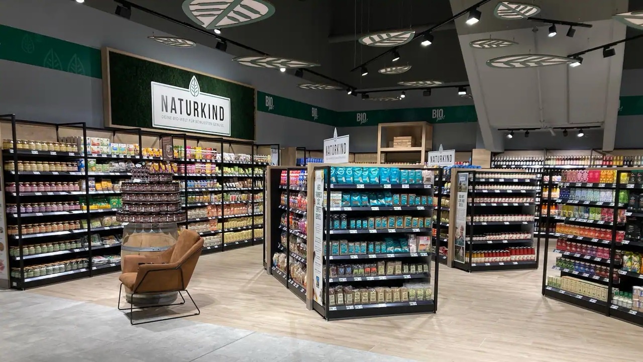 Regalinseln und Aufsteller in der Naturkind-Abteilung eines Supermarktes.