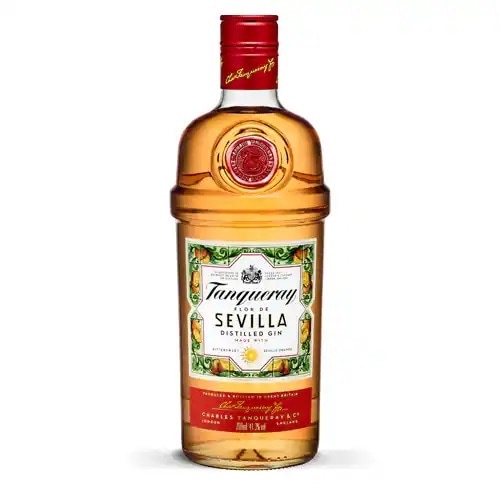 Eine durchsichtige Flasche mit hellrotem Inhalt. Auf dem Etikett steht Tanqueray Sevilla Distilled Gin.