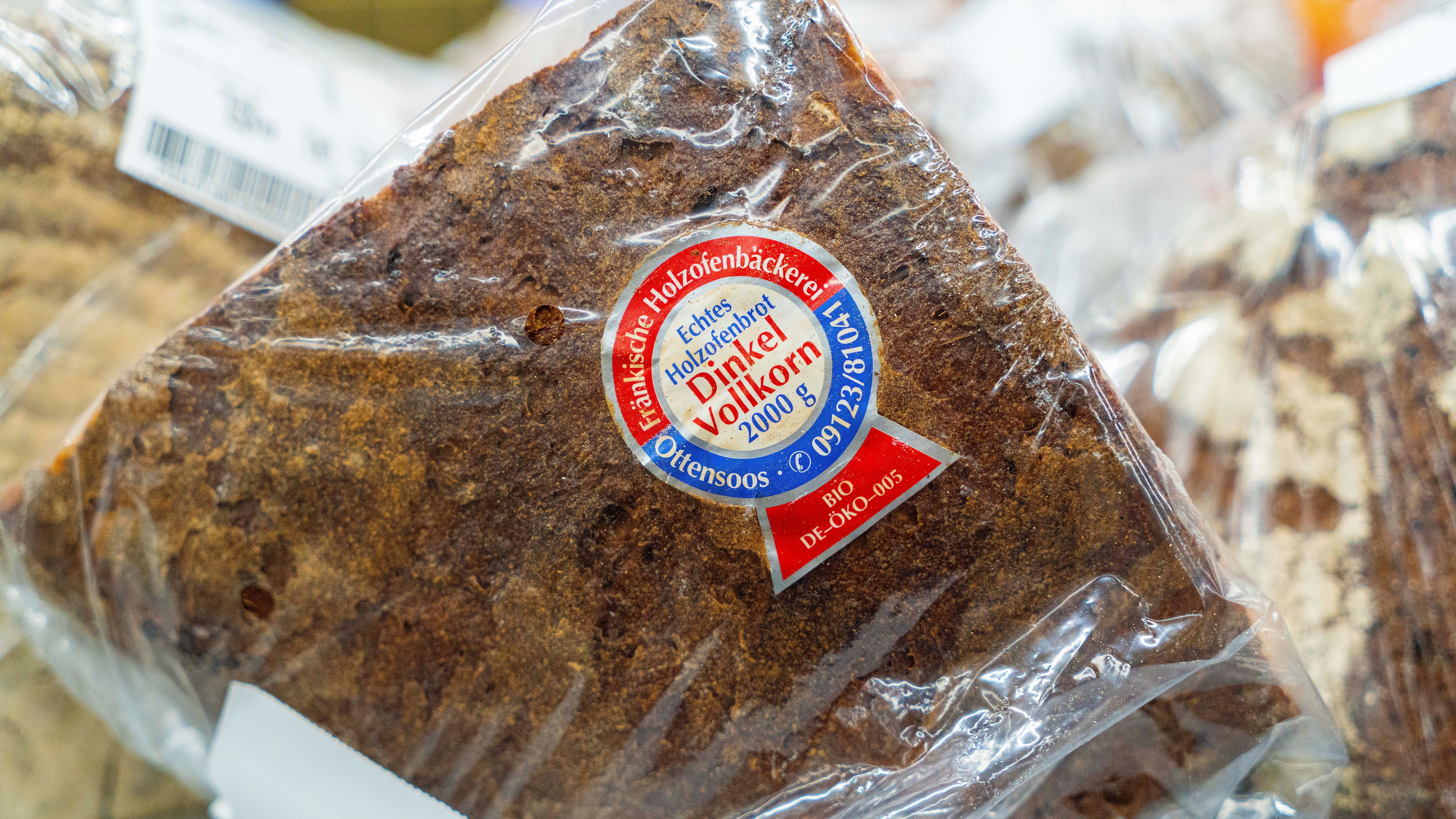 Eine Packung echtes Holzofenbrot Dinkel Vollkorn.