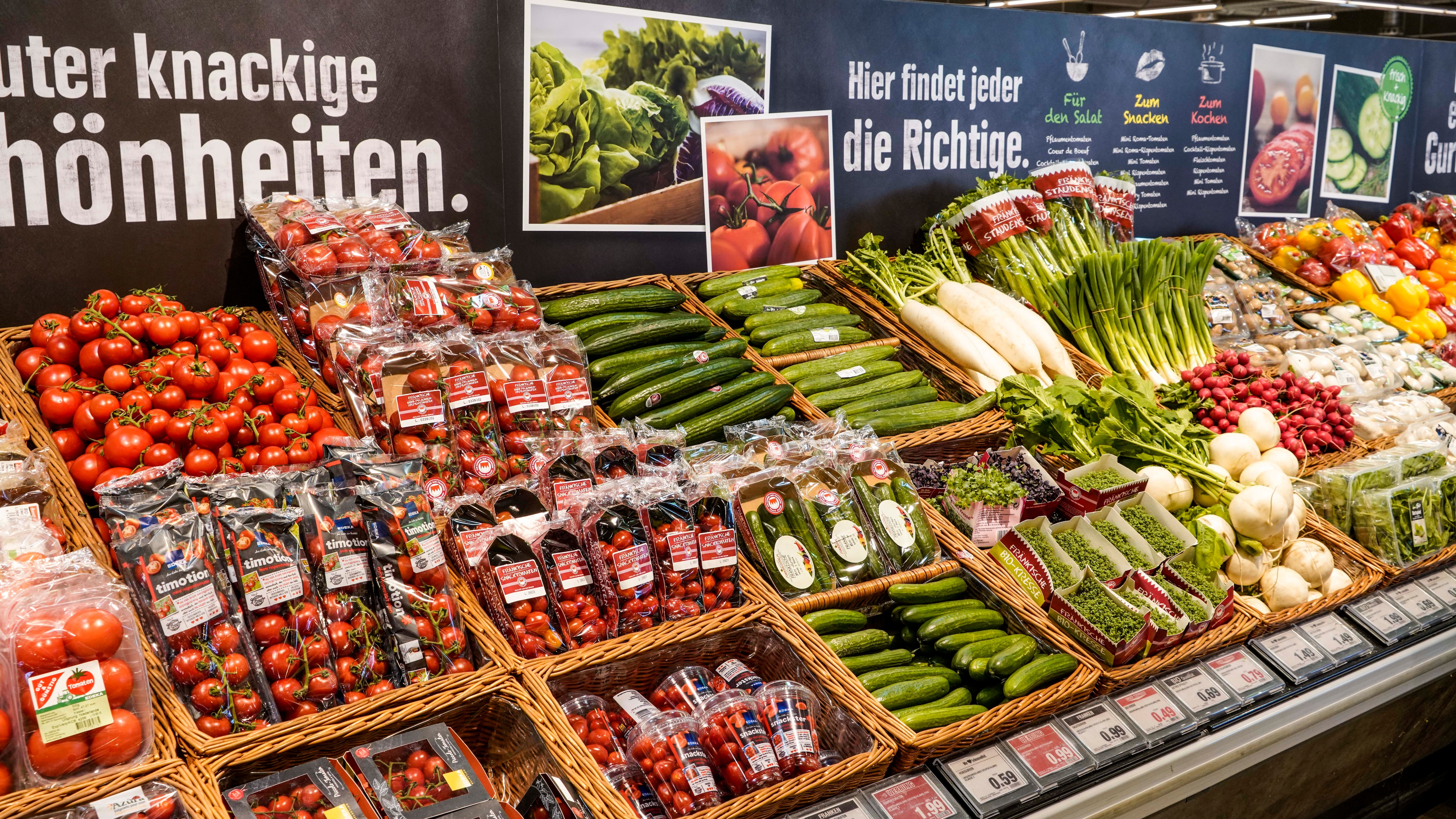 Gemüseauslage im Supermarkt.