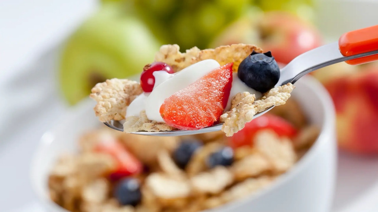 Beeren und Cerealien auf einem Esslöffel.
