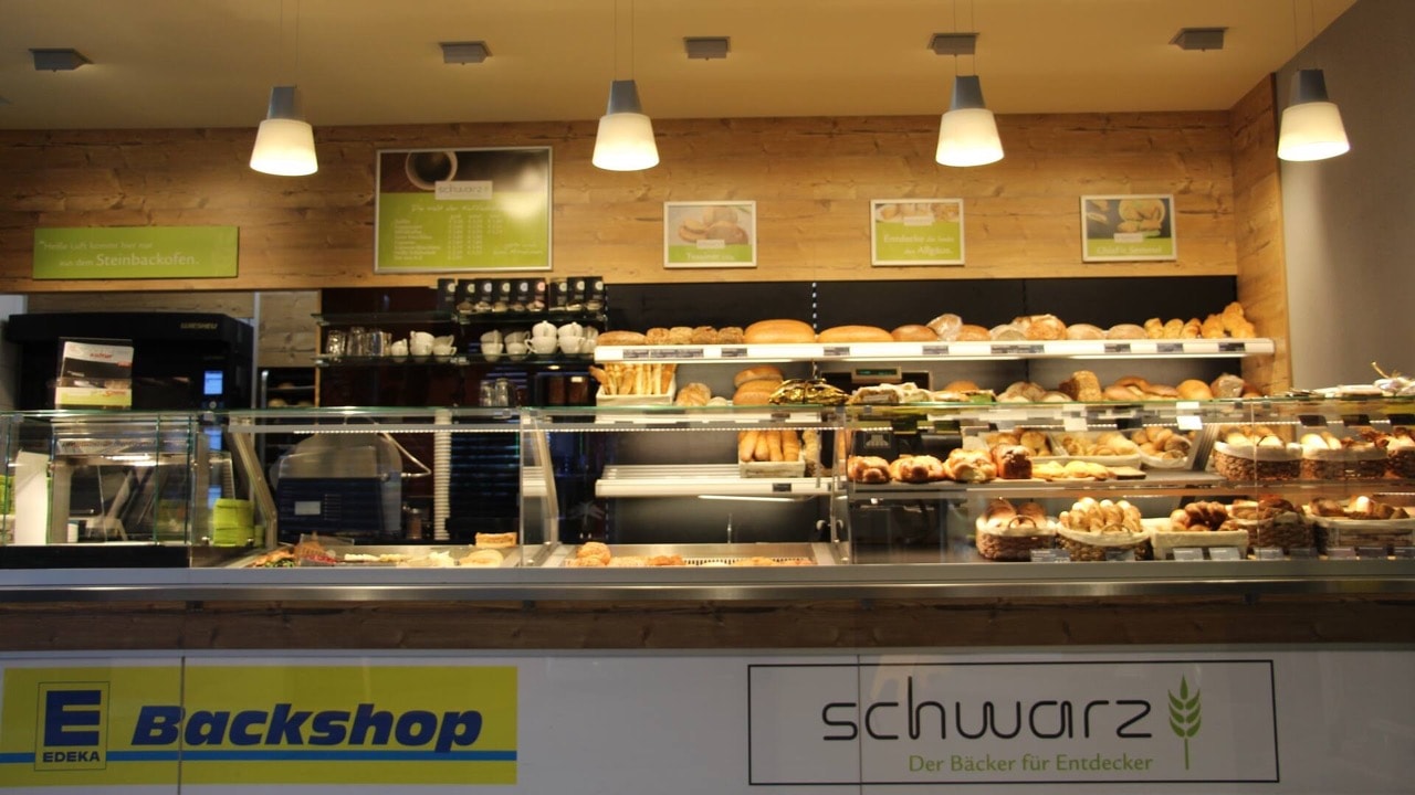 Bäckerei und Café im Supermarkt.