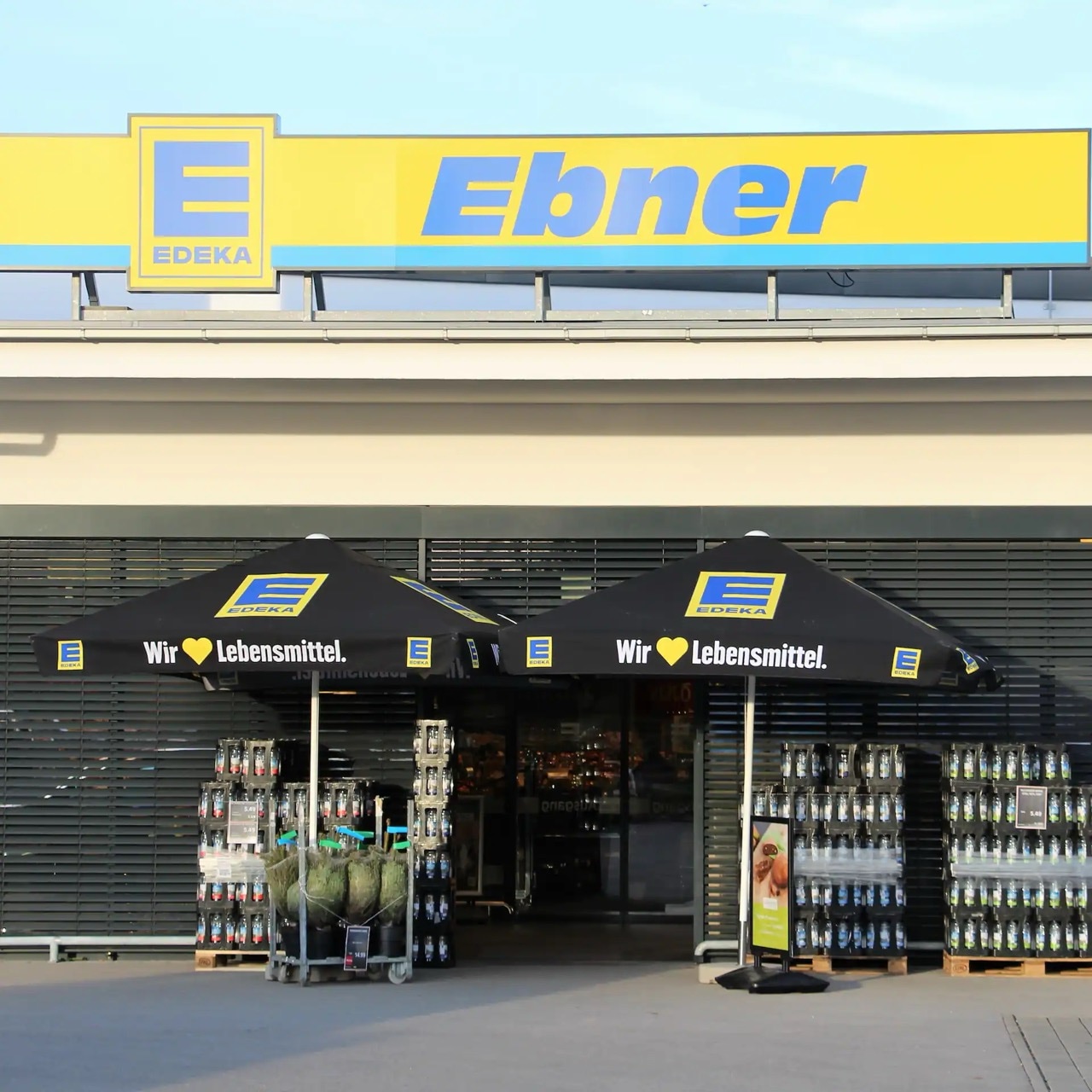 Eingangsbereich von außen bei EDEKA Ebner.