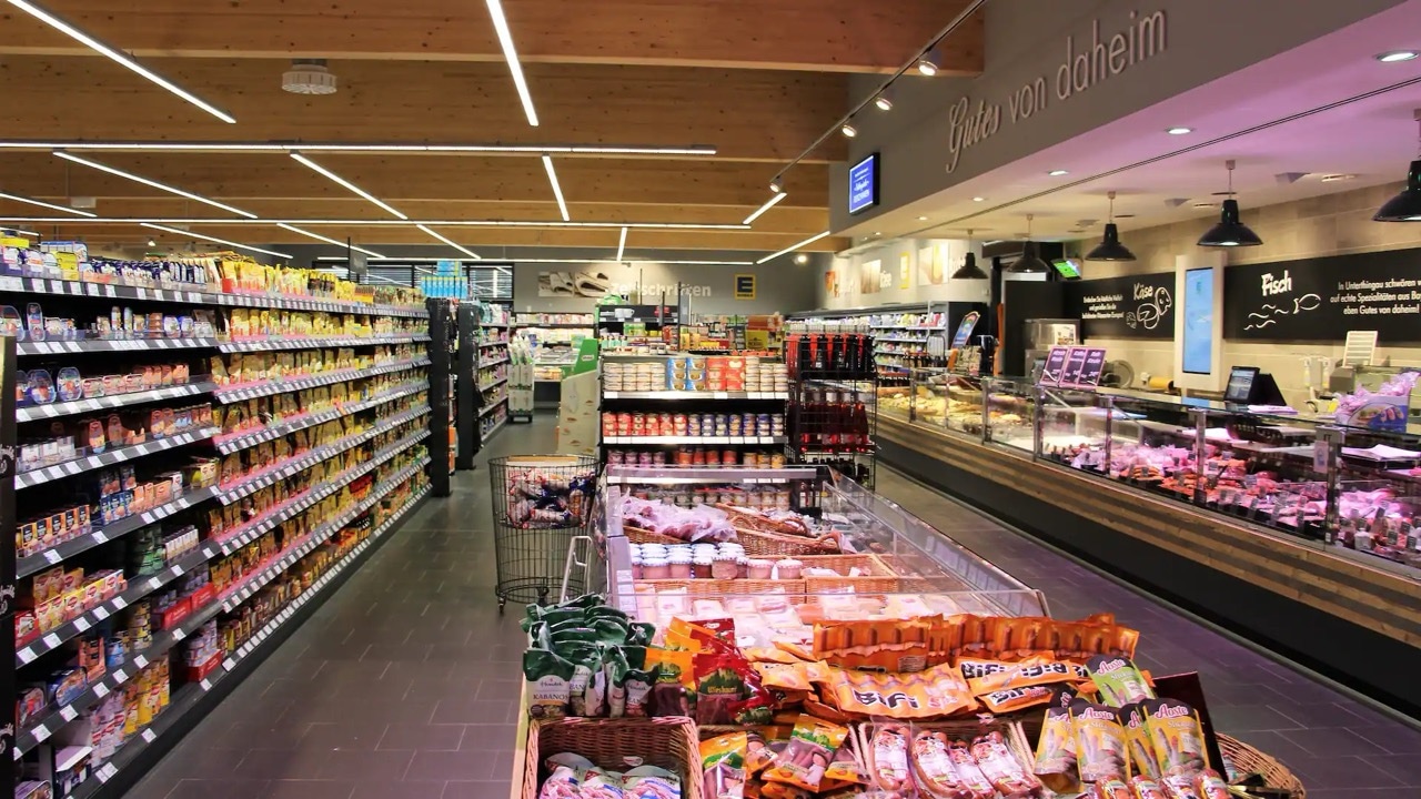 Über der Frischetheke steht Gutes von daheim.