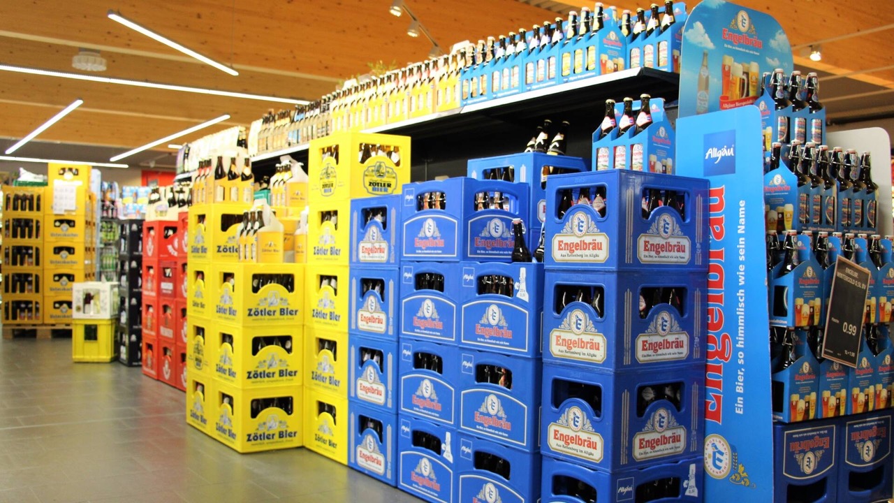 Bierkisten in der Getränkeabteilung eines Supermarktes.