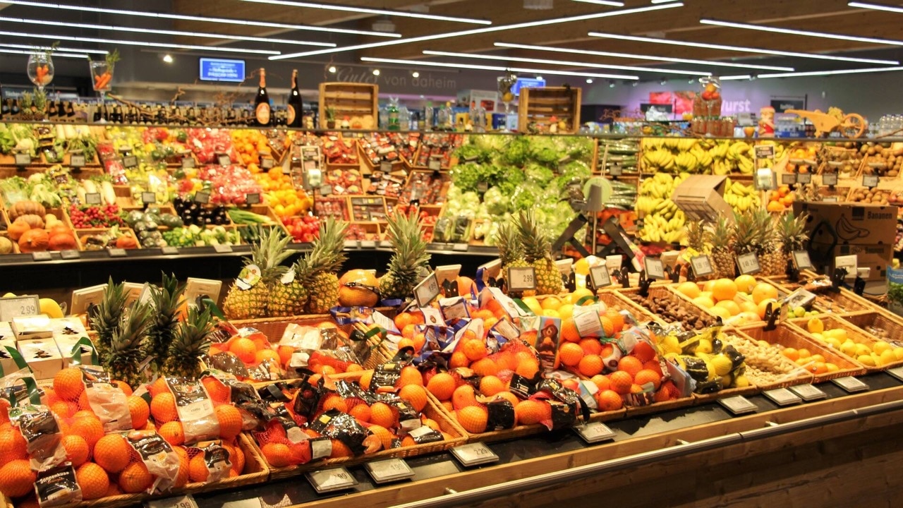 Obst und Gemüseabteilung in einem Supermarkt.