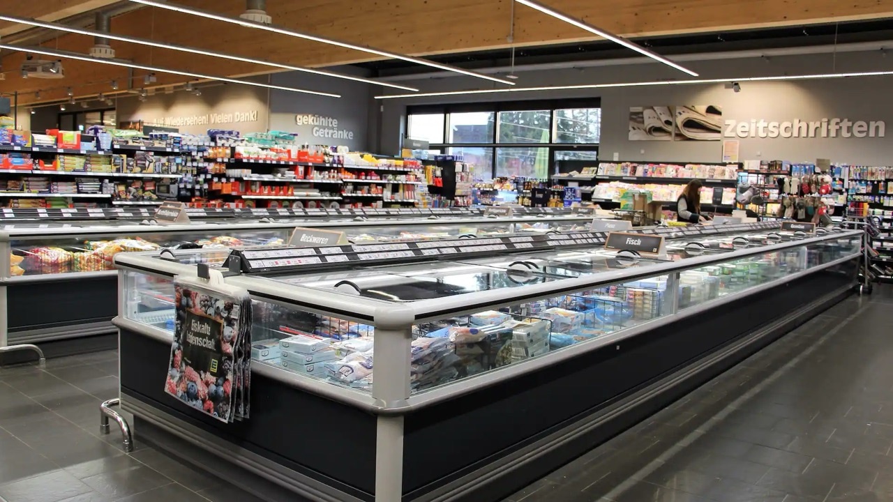 Frei stehende Tiefkühltruhe in einem Supermarkt.